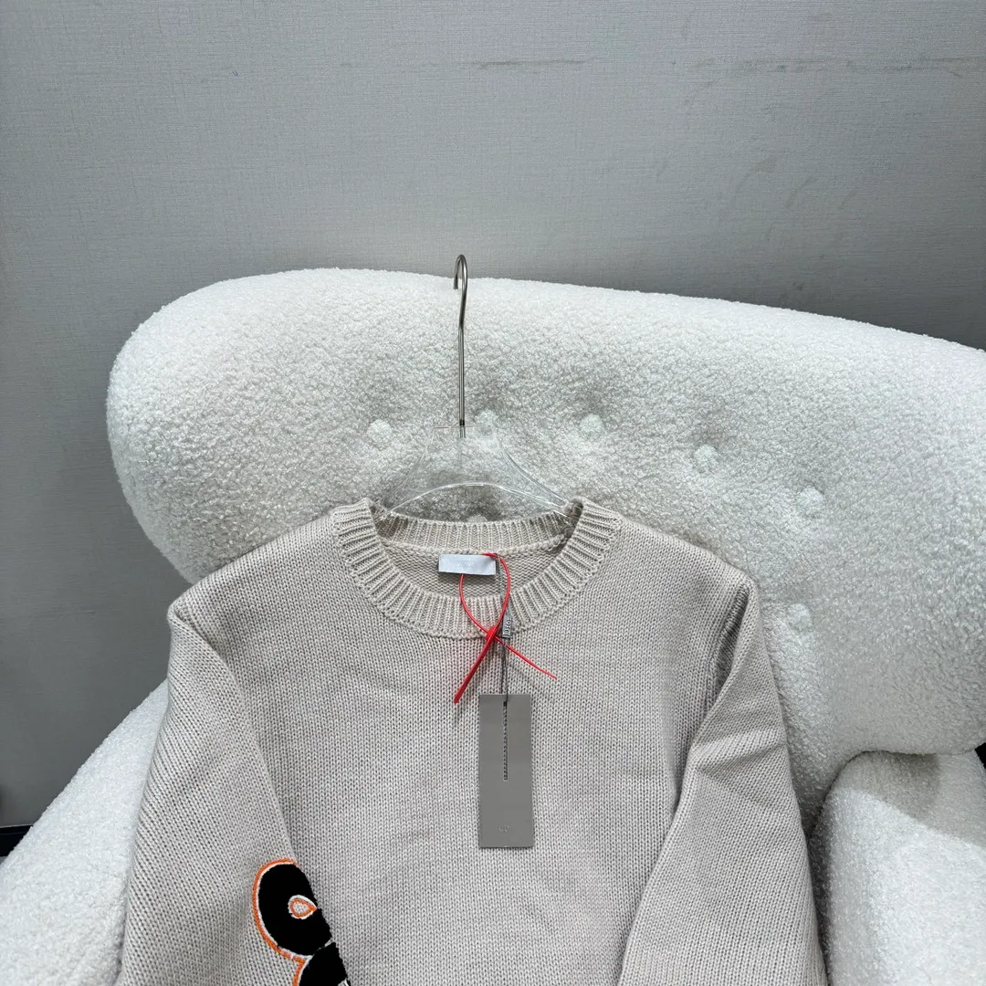 🅿️380 DIOR CD Sheep Wool Blended Jersey Sweater This sweater is a new product of the 2024 Spring and Summer Men's Wear Series. It comes from the AND OTANIWORKSHOP joint series. The sleeves display brand embroidery. The sleeves are embroidered with snake pattern design. Carefully made with wool blended jersey fabric. Round neck design presents a fashionable burnt effect style. It can be matched with all kinds of casual clothing to create a classic look. The patch pattern is a combination of stitch embroidery and needle embroidery. The theme pattern uses needle embroidery, using finer wool. The pattern is formed by inserting stitches, which has a unique texture and artistic effect. The cuff wool embroidery thread is inserted into the needle embroidery process. The needles are interwoven with needles of different lengths to achieve an uneven effect. The embroidery surface is specially treated, and wool is used to embroider the embroidery. Its fineness makes the silk thread smooth and smooth. Then the flat embroidery stitch is used to finish the overall embroidery pattern. The body is designed with irregular holes. It has a casual and uninhibited design and feels fluffy. It has high resilience and is not restrictive. When washing, the focus is on creating the velvety texture of cashmere itself. It is soft to the touch, not sticky, and does not stick to the body.