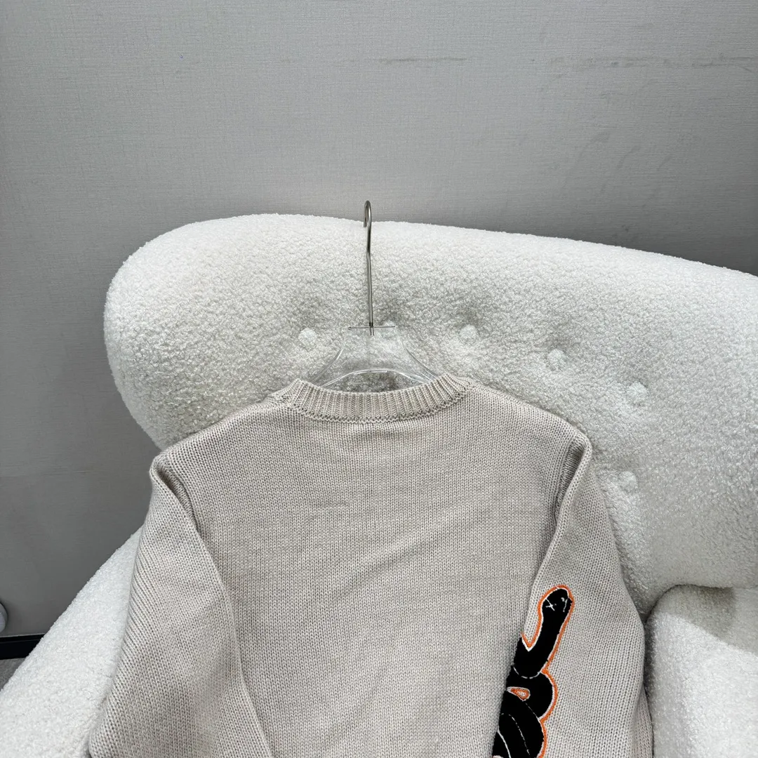 🅿️380 DIOR CD Sheep Wool Blended Jersey Sweater This sweater is a new product of the 2024 Spring and Summer Men's Wear Series. It comes from the AND OTANIWORKSHOP joint series. The sleeves display brand embroidery. The sleeves are embroidered with snake pattern design. Carefully made with wool blended jersey fabric. Round neck design presents a fashionable burnt effect style. It can be matched with all kinds of casual clothing to create a classic look. The patch pattern is a combination of stitch embroidery and needle embroidery. The theme pattern uses needle embroidery, using finer wool. The pattern is formed by inserting stitches, which has a unique texture and artistic effect. The cuff wool embroidery thread is inserted into the needle embroidery process. The needles are interwoven with needles of different lengths to achieve an uneven effect. The embroidery surface is specially treated, and wool is used to embroider the embroidery. Its fineness makes the silk thread smooth and smooth. Then the flat embroidery stitch is used to finish the overall embroidery pattern. The body is designed with irregular holes. It has a casual and uninhibited design and feels fluffy. It has high resilience and is not restrictive. When washing, the focus is on creating the velvety texture of cashmere itself. It is soft to the touch, not sticky, and does not stick to the body.