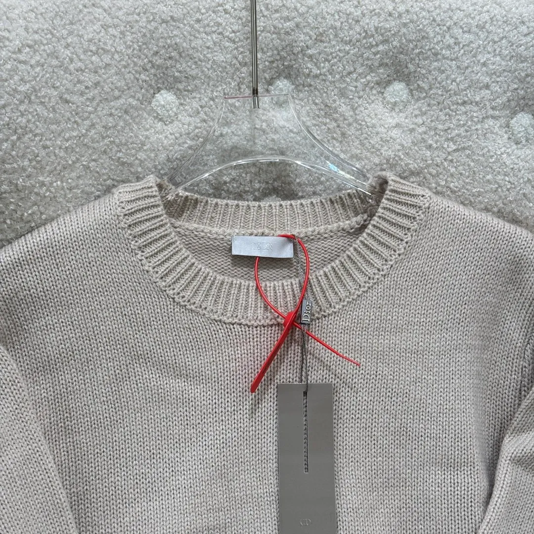 🅿️380 DIOR CD Sheep Wool Blended Jersey Sweater This sweater is a new product of the 2024 Spring and Summer Men's Wear Series. It comes from the AND OTANIWORKSHOP joint series. The sleeves display brand embroidery. The sleeves are embroidered with snake pattern design. Carefully made with wool blended jersey fabric. Round neck design presents a fashionable burnt effect style. It can be matched with all kinds of casual clothing to create a classic look. The patch pattern is a combination of stitch embroidery and needle embroidery. The theme pattern uses needle embroidery, using finer wool. The pattern is formed by inserting stitches, which has a unique texture and artistic effect. The cuff wool embroidery thread is inserted into the needle embroidery process. The needles are interwoven with needles of different lengths to achieve an uneven effect. The embroidery surface is specially treated, and wool is used to embroider the embroidery. Its fineness makes the silk thread smooth and smooth. Then the flat embroidery stitch is used to finish the overall embroidery pattern. The body is designed with irregular holes. It has a casual and uninhibited design and feels fluffy. It has high resilience and is not restrictive. When washing, the focus is on creating the velvety texture of cashmere itself. It is soft to the touch, not sticky, and does not stick to the body.
