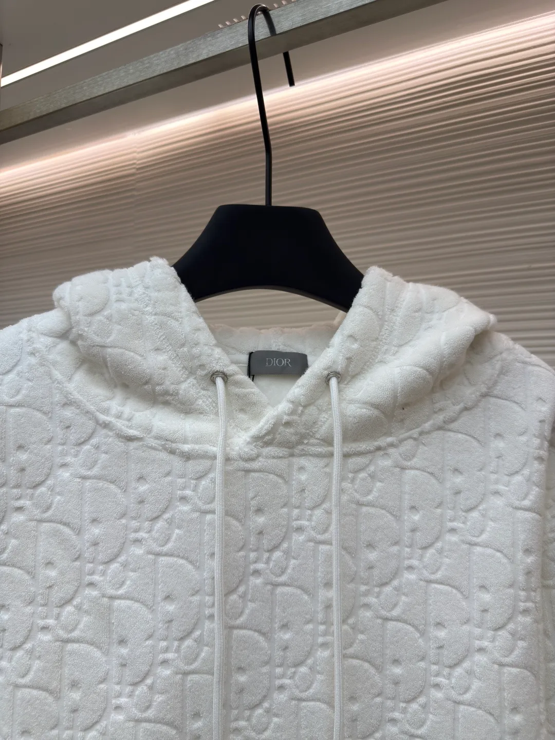 Dior Obliave full-print letter sweatshirt ●Authentic product: 17500 purchase and development ●Item number: 1680490-B05 ●Fabric: jacquard fabric ●Technology: washed production ●Version: fitted version ●Weight: about 980 grams ●Size: S-M-L-XL ●Description: Customized Dior jacquard fabric, soft to the touch, comfortable and next to the skin, decorated with jacquard patterns of the same color on the front, delicately interwoven, dazzling assortment Like artistic brushstrokes gently swaying on a soft towel, the looming dark patterns highlight nobility and elegance. Every detail exudes charming charm. Customized Dior jacquard fabrics change shape through warp and weft tissue. Oblique Pattern The jacquard loom weaves the jacquard gray fabric and then dyes and finishes it. The details are authentic, and the ergonomic three-dimensional cutting returns to the traditional craftsmanship through segmentation, folding, shrinking, and stretching techniques. The so-called slow work produces fine work, which is the respect for the material. The pursuit of feel. The workmanship is complex and tedious. The time is slow, and the fabrics are washed. The hand feel and texture are better. It is not easy to deform, not easy to shrink, not easy to fade, and maintains long-term beauty. The overall wiring is straight and delicate, the fabric is comfortable and soft, and the color is consistent without color difference. It can be matched with the same style to create a fashionable look and control various occasions. Customized accessories, complete with three standards, same style for men and women!