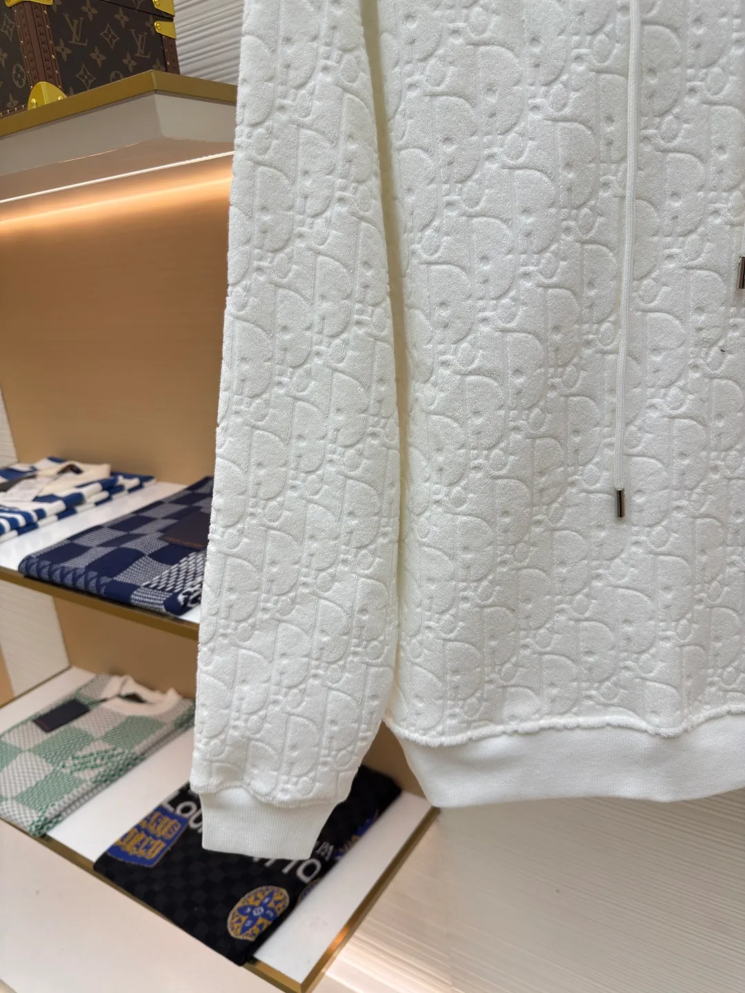 Dior Obliave full-print letter sweatshirt ●Authentic product: 17500 purchase and development ●Item number: 1680490-B05 ●Fabric: jacquard fabric ●Technology: washed production ●Version: fitted version ●Weight: about 980 grams ●Size: S-M-L-XL ●Description: Customized Dior jacquard fabric, soft to the touch, comfortable and next to the skin, decorated with jacquard patterns of the same color on the front, delicately interwoven, dazzling assortment Like artistic brushstrokes gently swaying on a soft towel, the looming dark patterns highlight nobility and elegance. Every detail exudes charming charm. Customized Dior jacquard fabrics change shape through warp and weft tissue. Oblique Pattern The jacquard loom weaves the jacquard gray fabric and then dyes and finishes it. The details are authentic, and the ergonomic three-dimensional cutting returns to the traditional craftsmanship through segmentation, folding, shrinking, and stretching techniques. The so-called slow work produces fine work, which is the respect for the material. The pursuit of feel. The workmanship is complex and tedious. The time is slow, and the fabrics are washed. The hand feel and texture are better. It is not easy to deform, not easy to shrink, not easy to fade, and maintains long-term beauty. The overall wiring is straight and delicate, the fabric is comfortable and soft, and the color is consistent without color difference. It can be matched with the same style to create a fashionable look and control various occasions. Customized accessories, complete with three standards, same style for men and women!