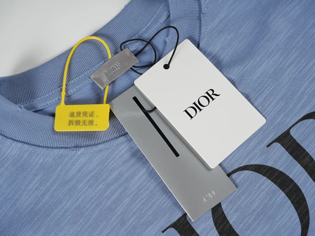 🅿️200 (with carrying case ➕5) CD 2024 new model No. 47 printed patch sleeve T-shirt Official website price: 22000 ￥ (1702T white) The fabric is made of [10s cotton slub plain weave], [gram weight 310g], Purchased a three-color Y version [custom-dyed bulk fabric color], the front panel was made with [eight-claw machine screen glue printing + digital direct injection and dot color integration], the sleeves [flat machine splicing cotton flat machine collar inter-color ribbing], the hem [special machine herringbone car stickers CD logo woven mark], all the hem and cuffs [special machine hand-picked toe-turning technology], and the ready-made clothes were made [hand-made frayed and distressed washing technology]. Size: XS S M L