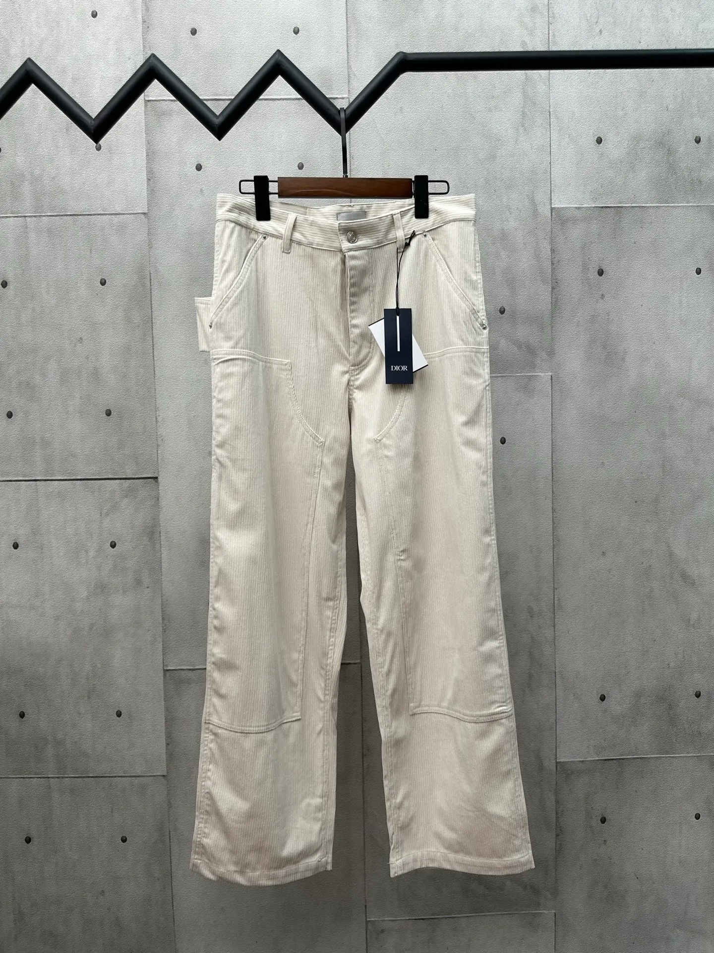 🅿️440 Di*r 2025FW new autumn and winter straight casual work trousers Inspired by the Dior Love logo Customized off-white cotton corduroy fabric Five-pocket tailoring Dior Love leather label on the back Reinterprets workwear style with a casual fit Belt loops Zipper and button closure Side curved pockets Rear patch pockets Size: S M L XL