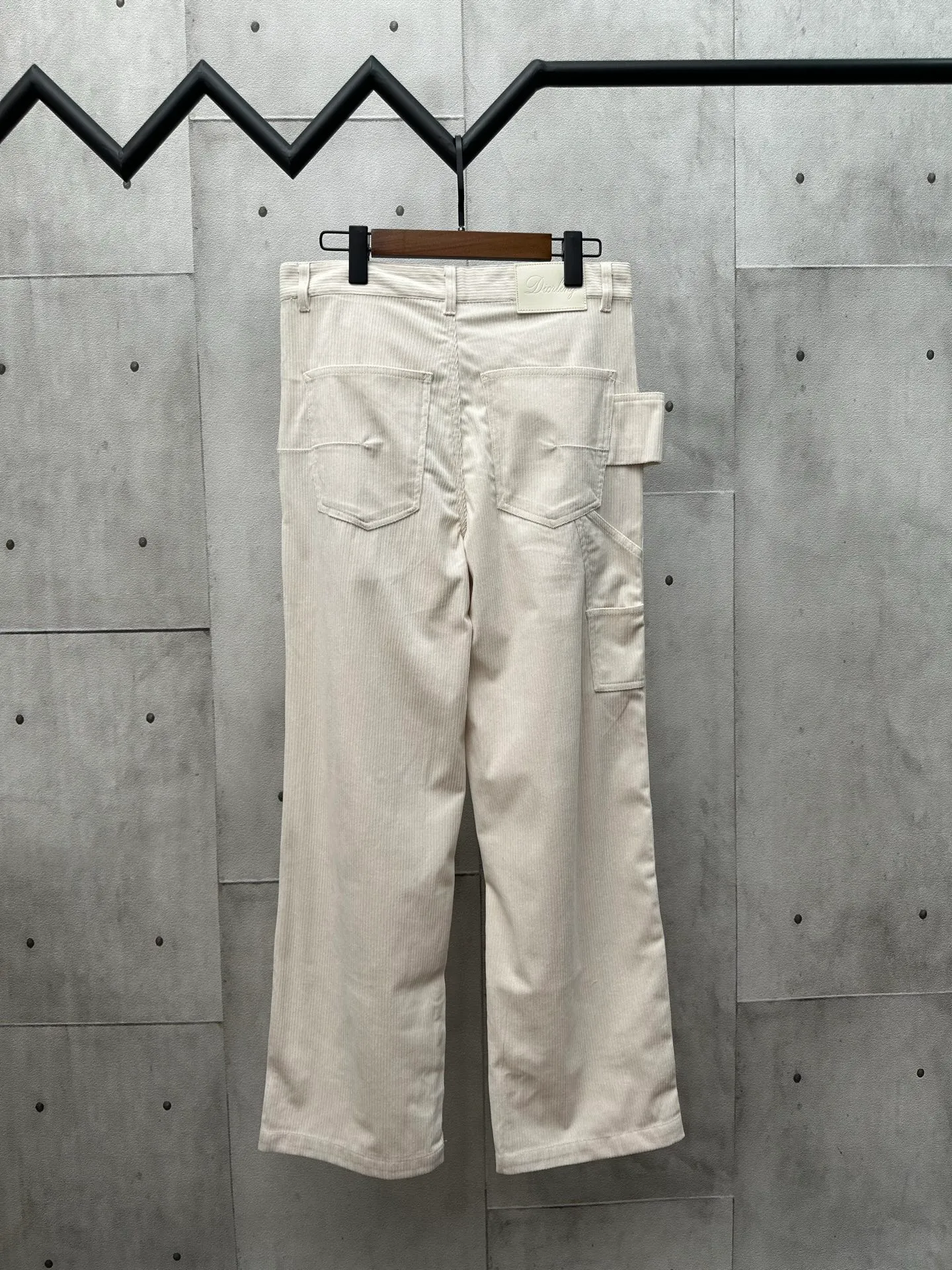 🅿️440 Di*r 2025FW new autumn and winter straight casual work trousers Inspired by the Dior Love logo Customized off-white cotton corduroy fabric Five-pocket tailoring Dior Love leather label on the back Reinterprets workwear style with a casual fit Belt loops Zipper and button closure Side curved pockets Rear patch pockets Size: S M L XL