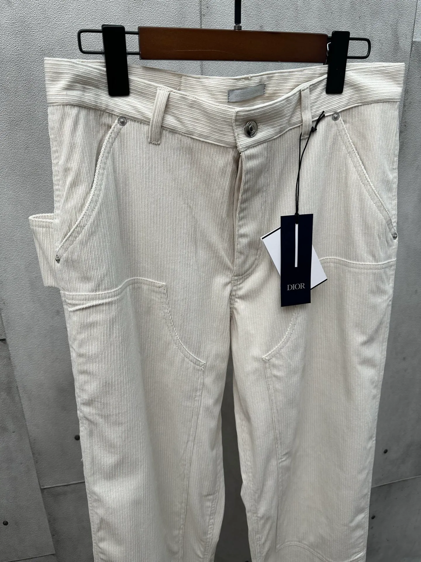 🅿️440 Di*r 2025FW new autumn and winter straight casual work trousers Inspired by the Dior Love logo Customized off-white cotton corduroy fabric Five-pocket tailoring Dior Love leather label on the back Reinterprets workwear style with a casual fit Belt loops Zipper and button closure Side curved pockets Rear patch pockets Size: S M L XL
