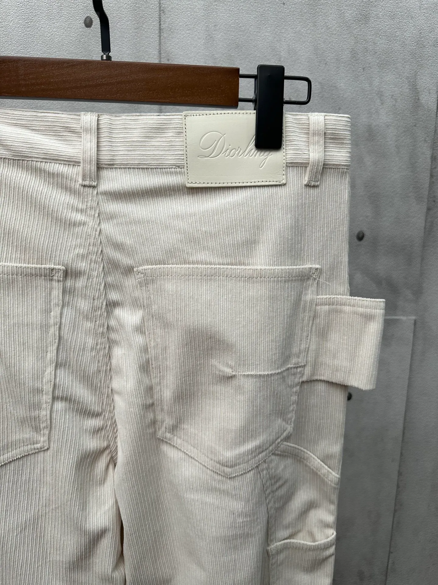🅿️440 Di*r 2025FW new autumn and winter straight casual work trousers Inspired by the Dior Love logo Customized off-white cotton corduroy fabric Five-pocket tailoring Dior Love leather label on the back Reinterprets workwear style with a casual fit Belt loops Zipper and button closure Side curved pockets Rear patch pockets Size: S M L XL
