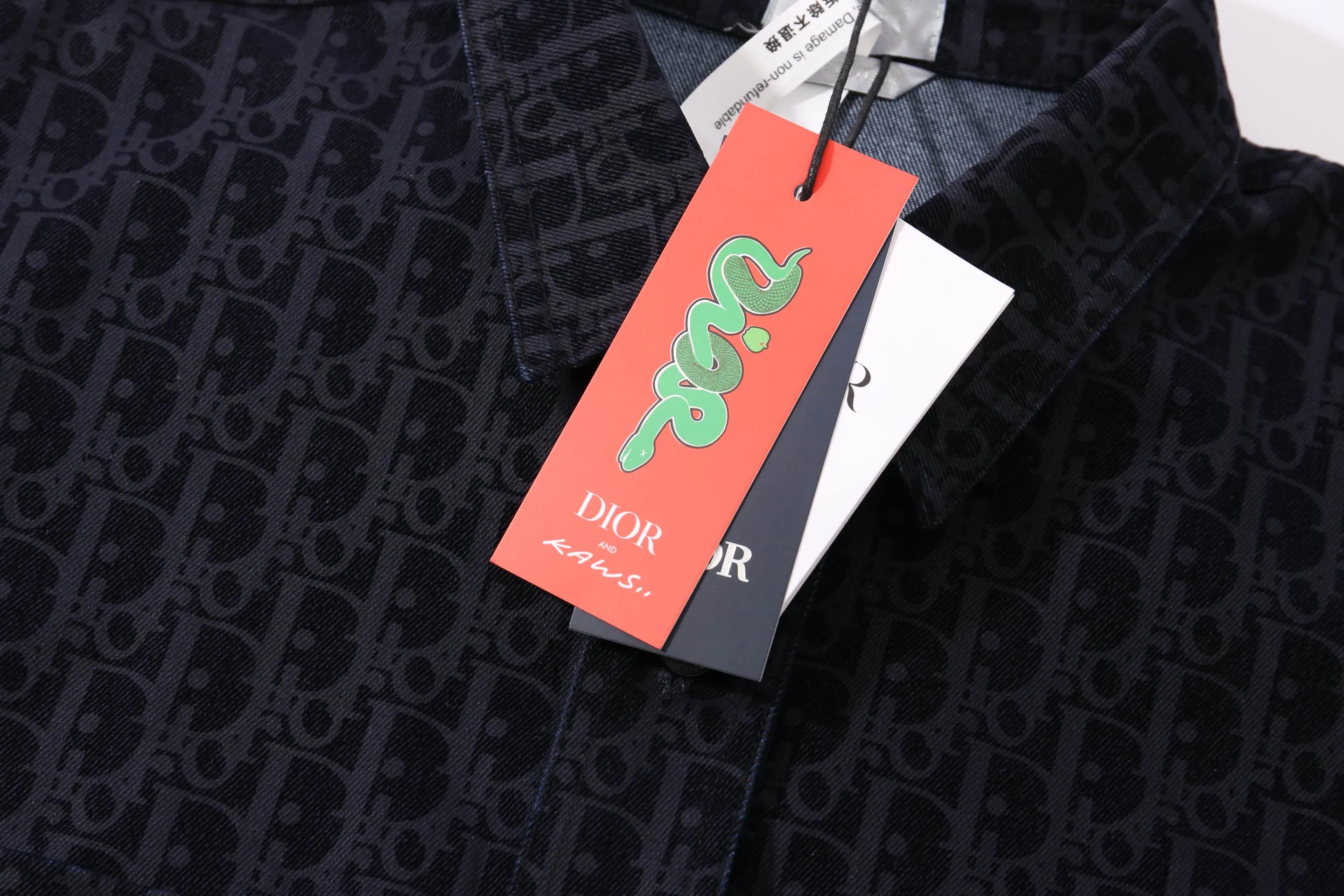 🅿️320 High-quality new Dior Dior [New] Year of the Snake limited pocket flocked denim short lining with classic presbyopia reinterpretation. The snake-shaped pattern on the pocket forms the brand letters with a slight flocking effect. Three-dimensional pattern. Cotton denim fabric. Low-key dark wash design style. Classic version. Not picky. Size: xs-l