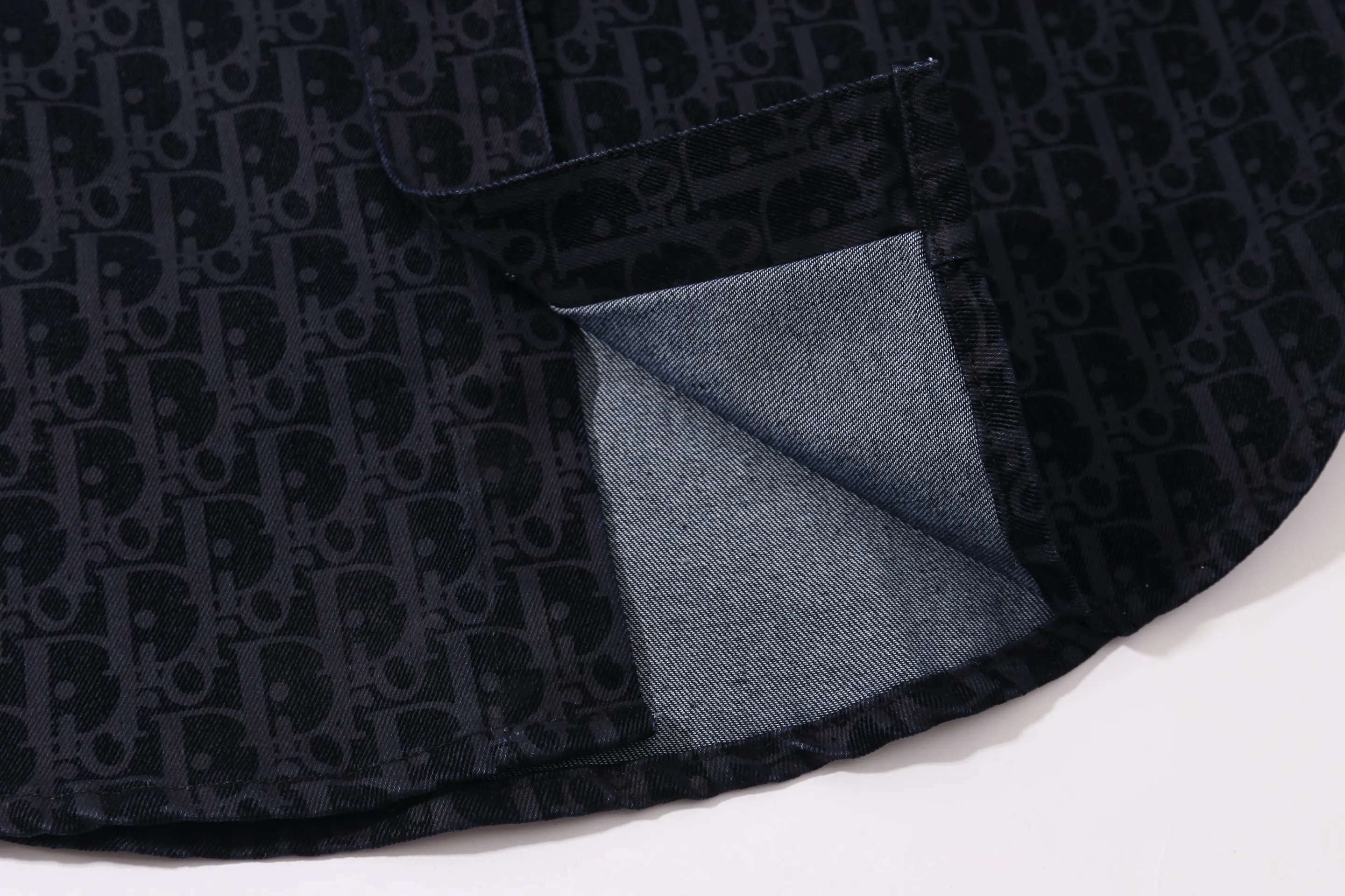 🅿️320 High-quality new Dior Dior [New] Year of the Snake limited pocket flocked denim short lining with classic presbyopia reinterpretation. The snake-shaped pattern on the pocket forms the brand letters with a slight flocking effect. Three-dimensional pattern. Cotton denim fabric. Low-key dark wash design style. Classic version. Not picky. Size: xs-l