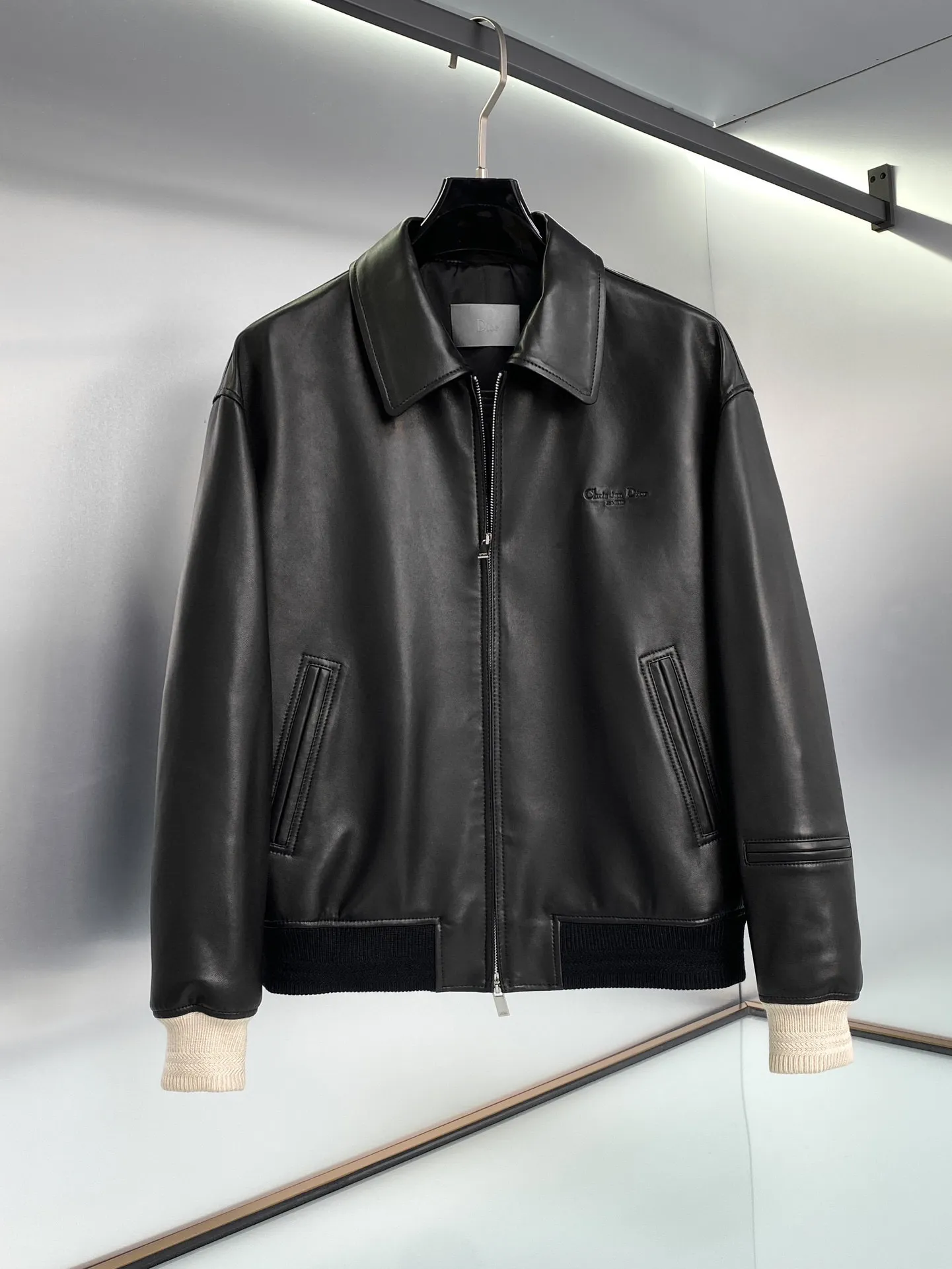 🅿️2300 ready for sale! Dior highly recommends, 24 autumn and winter new products, Dior* has always been synonymous with magnificence and elegance, and has always been at the top of the fashion world. This star leather jacket is made of selected imported high-quality sheepskin. The leather feels delicate, soft, thick, and has fine texture. High-end light luxury leather, leather jackets, natural and expensive, with an innate sense of luxury ~ It has been a symbol of aristocratic status since ancient times. Color: black Size: 48-56 Style number: 2017024