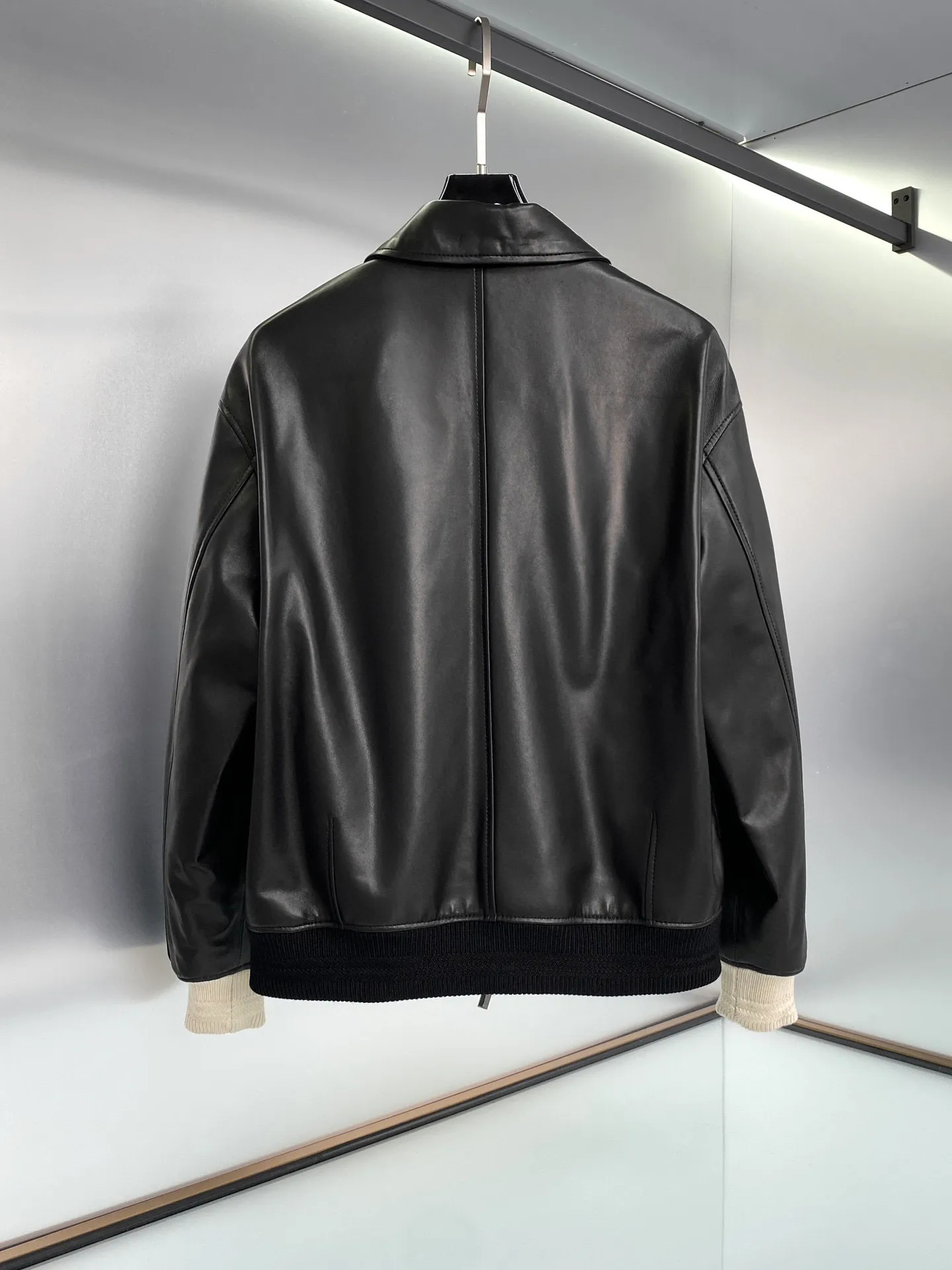 🅿️2300 ready for sale! Dior highly recommends, 24 autumn and winter new products, Dior* has always been synonymous with magnificence and elegance, and has always been at the top of the fashion world. This star leather jacket is made of selected imported high-quality sheepskin. The leather feels delicate, soft, thick, and has fine texture. High-end light luxury leather, leather jackets, natural and expensive, with an innate sense of luxury ~ It has been a symbol of aristocratic status since ancient times. Color: black Size: 48-56 Style number: 2017024