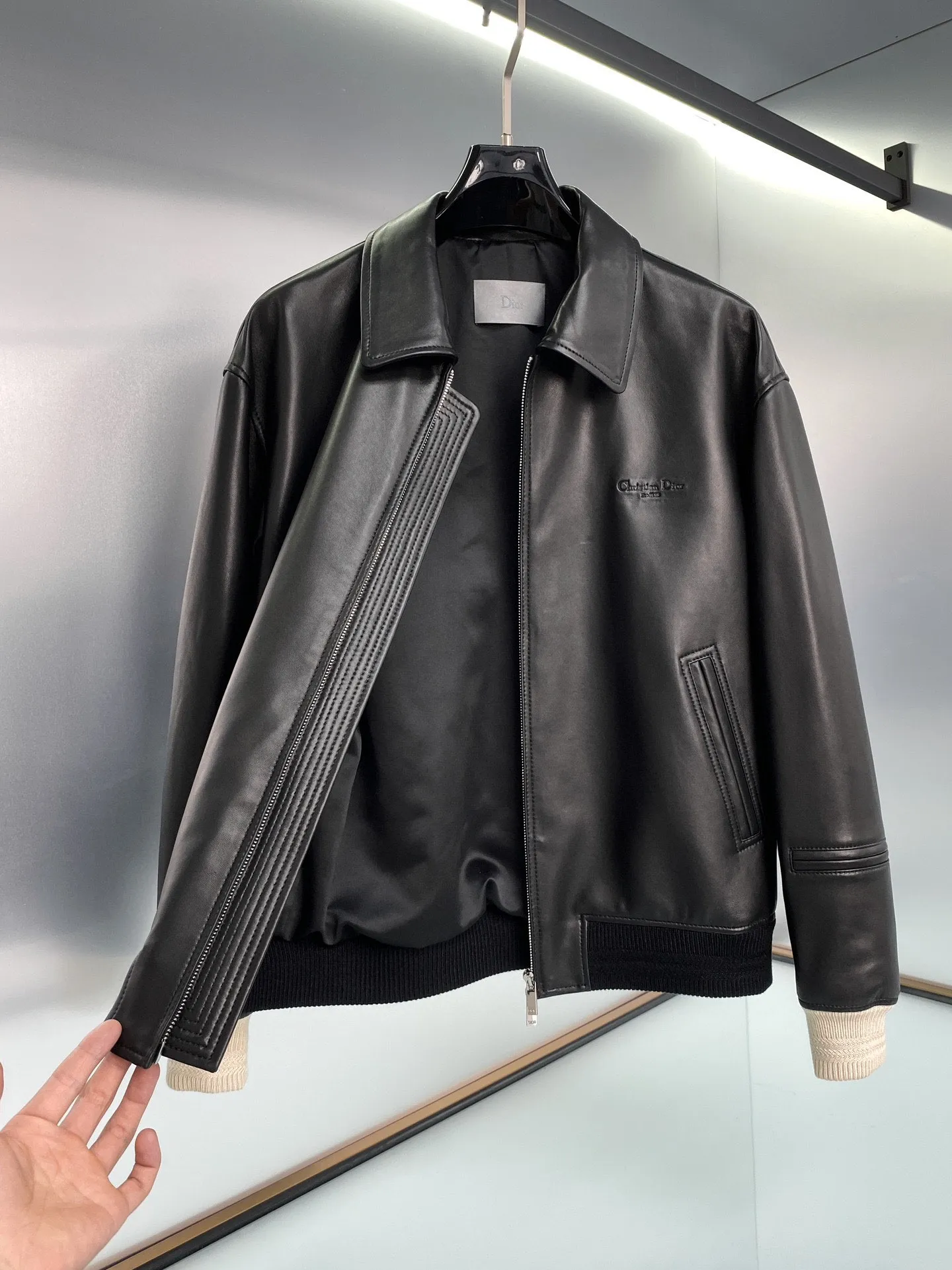 🅿️2300 ready for sale! Dior highly recommends, 24 autumn and winter new products, Dior* has always been synonymous with magnificence and elegance, and has always been at the top of the fashion world. This star leather jacket is made of selected imported high-quality sheepskin. The leather feels delicate, soft, thick, and has fine texture. High-end light luxury leather, leather jackets, natural and expensive, with an innate sense of luxury ~ It has been a symbol of aristocratic status since ancient times. Color: black Size: 48-56 Style number: 2017024