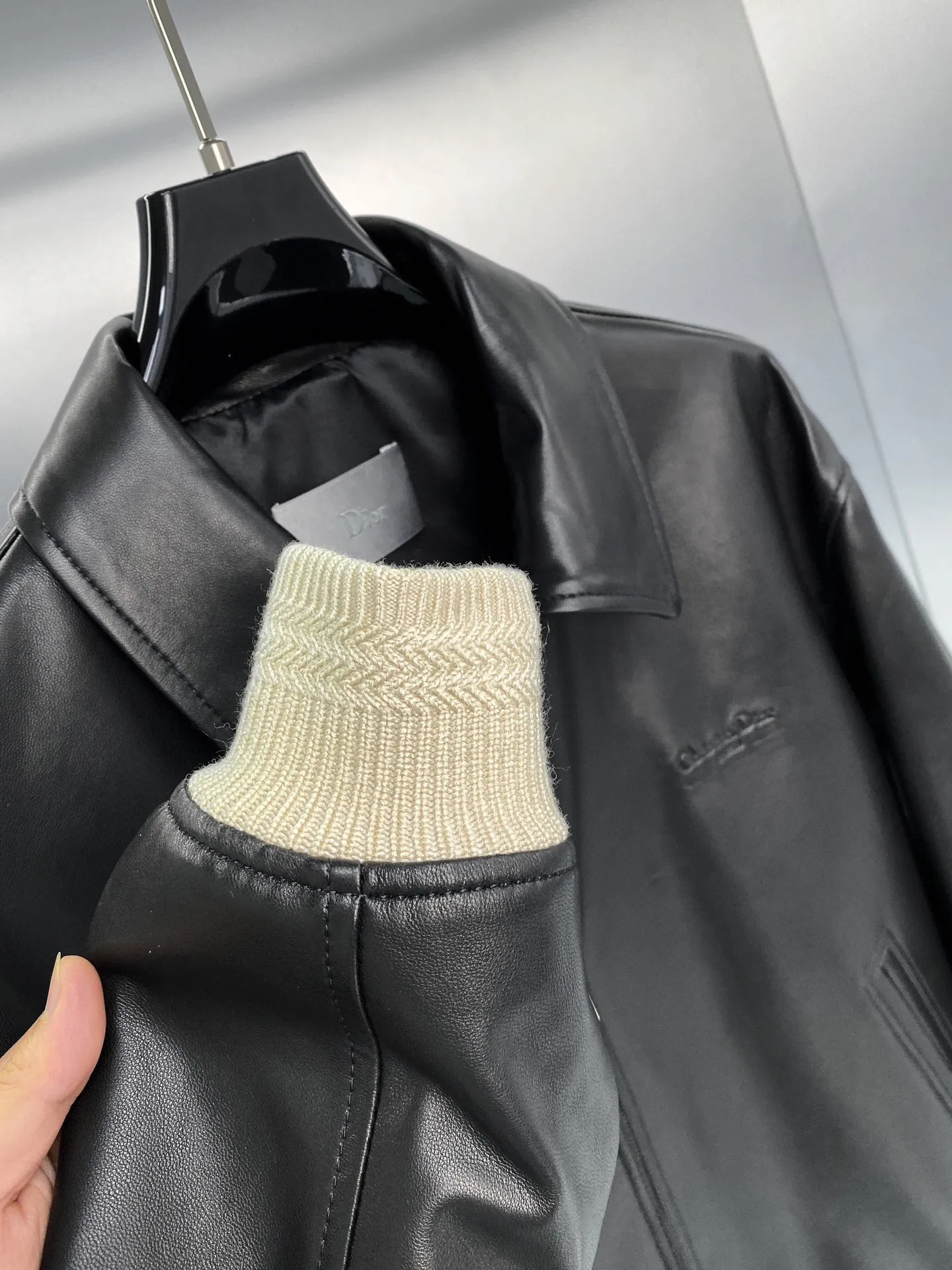 🅿️2300 ready for sale! Dior highly recommends, 24 autumn and winter new products, Dior* has always been synonymous with magnificence and elegance, and has always been at the top of the fashion world. This star leather jacket is made of selected imported high-quality sheepskin. The leather feels delicate, soft, thick, and has fine texture. High-end light luxury leather, leather jackets, natural and expensive, with an innate sense of luxury ~ It has been a symbol of aristocratic status since ancient times. Color: black Size: 48-56 Style number: 2017024