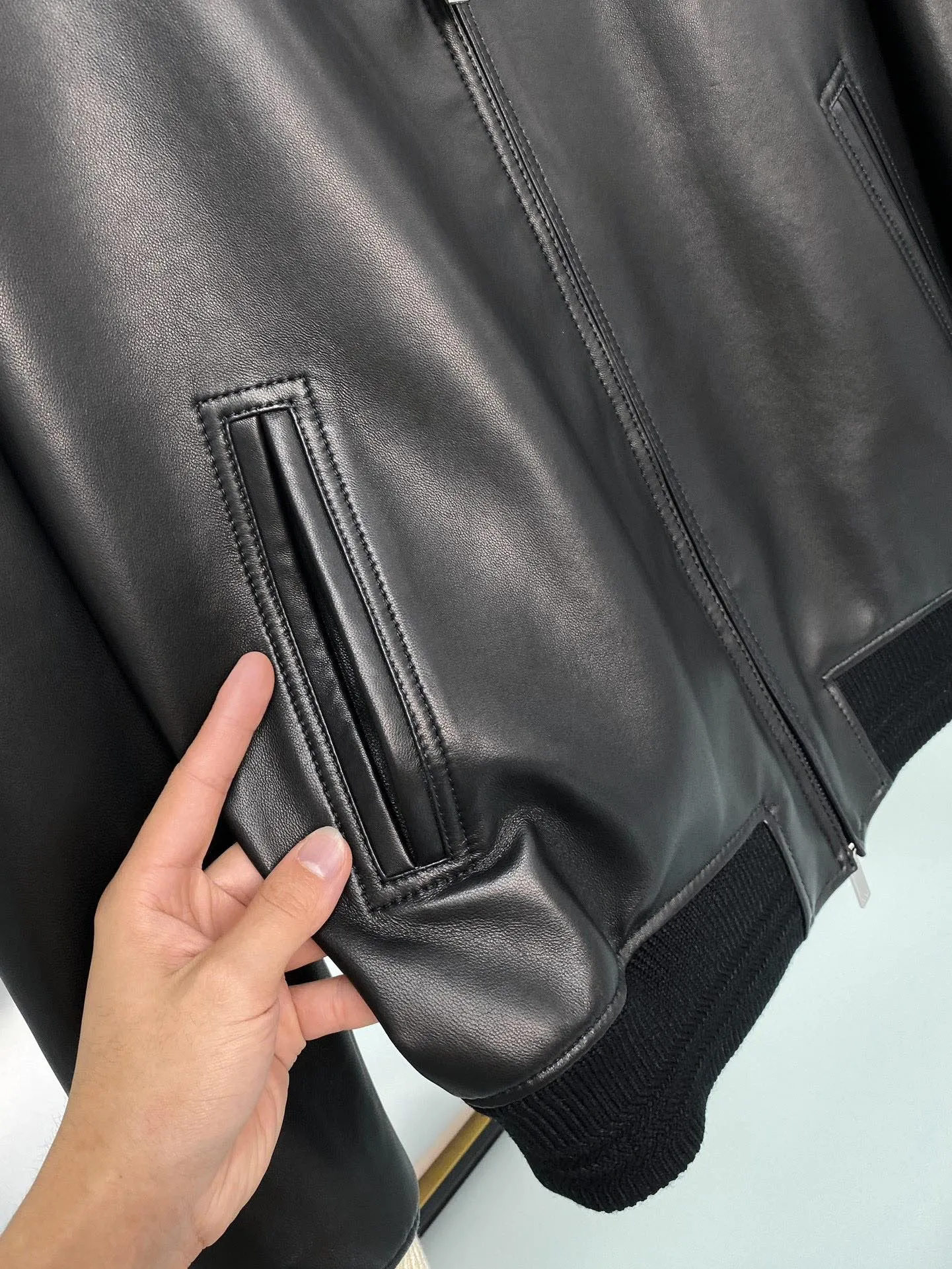 🅿️2300 ready for sale! Dior highly recommends, 24 autumn and winter new products, Dior* has always been synonymous with magnificence and elegance, and has always been at the top of the fashion world. This star leather jacket is made of selected imported high-quality sheepskin. The leather feels delicate, soft, thick, and has fine texture. High-end light luxury leather, leather jackets, natural and expensive, with an innate sense of luxury ~ It has been a symbol of aristocratic status since ancient times. Color: black Size: 48-56 Style number: 2017024