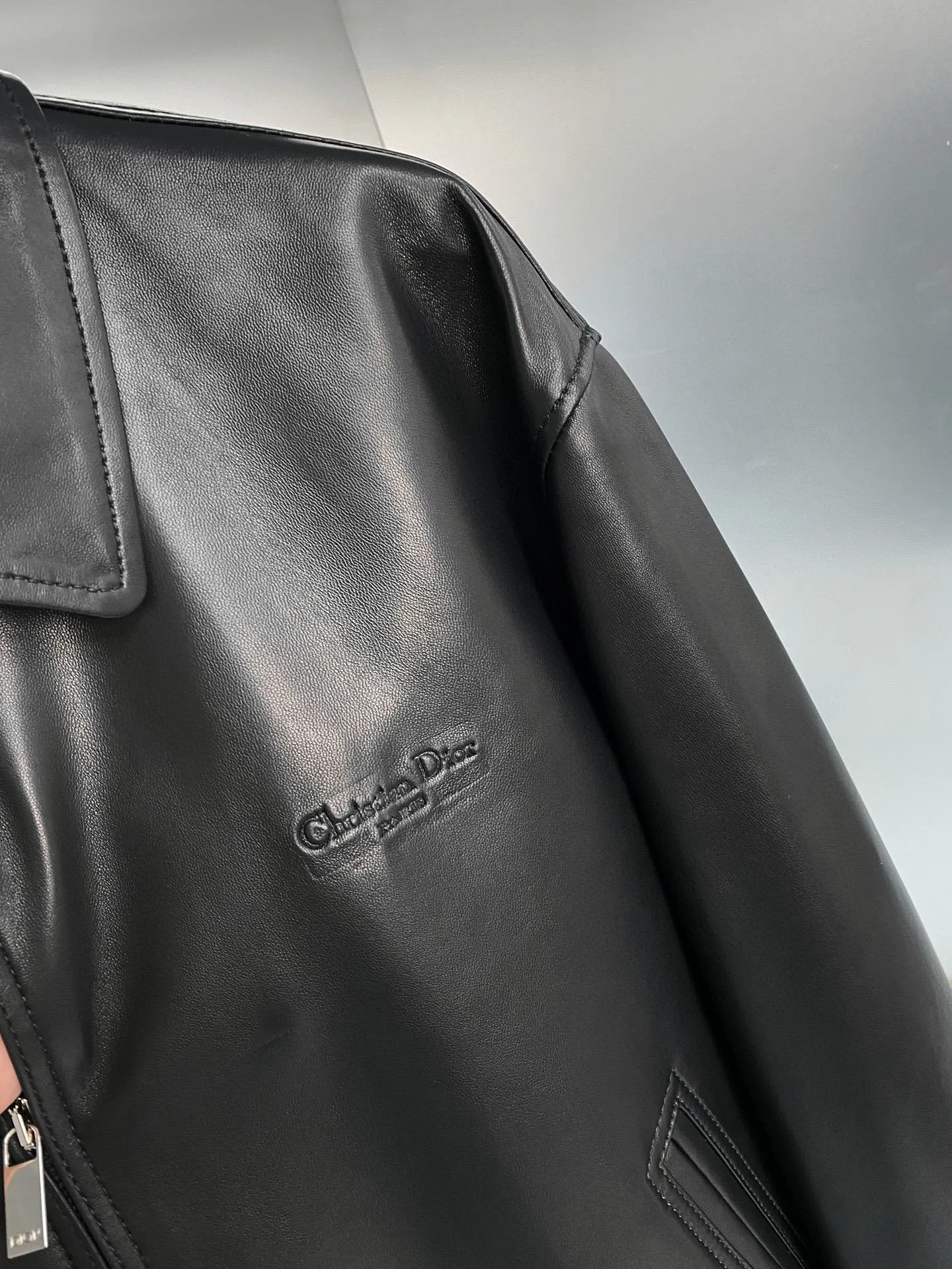🅿️2300 ready for sale! Dior highly recommends, 24 autumn and winter new products, Dior* has always been synonymous with magnificence and elegance, and has always been at the top of the fashion world. This star leather jacket is made of selected imported high-quality sheepskin. The leather feels delicate, soft, thick, and has fine texture. High-end light luxury leather, leather jackets, natural and expensive, with an innate sense of luxury ~ It has been a symbol of aristocratic status since ancient times. Color: black Size: 48-56 Style number: 2017024