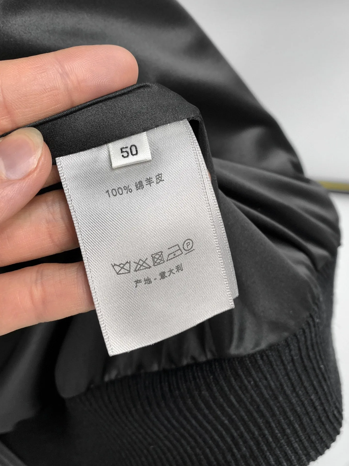 🅿️2300 ready for sale! Dior highly recommends, 24 autumn and winter new products, Dior* has always been synonymous with magnificence and elegance, and has always been at the top of the fashion world. This star leather jacket is made of selected imported high-quality sheepskin. The leather feels delicate, soft, thick, and has fine texture. High-end light luxury leather, leather jackets, natural and expensive, with an innate sense of luxury ~ It has been a symbol of aristocratic status since ancient times. Color: black Size: 48-56 Style number: 2017024