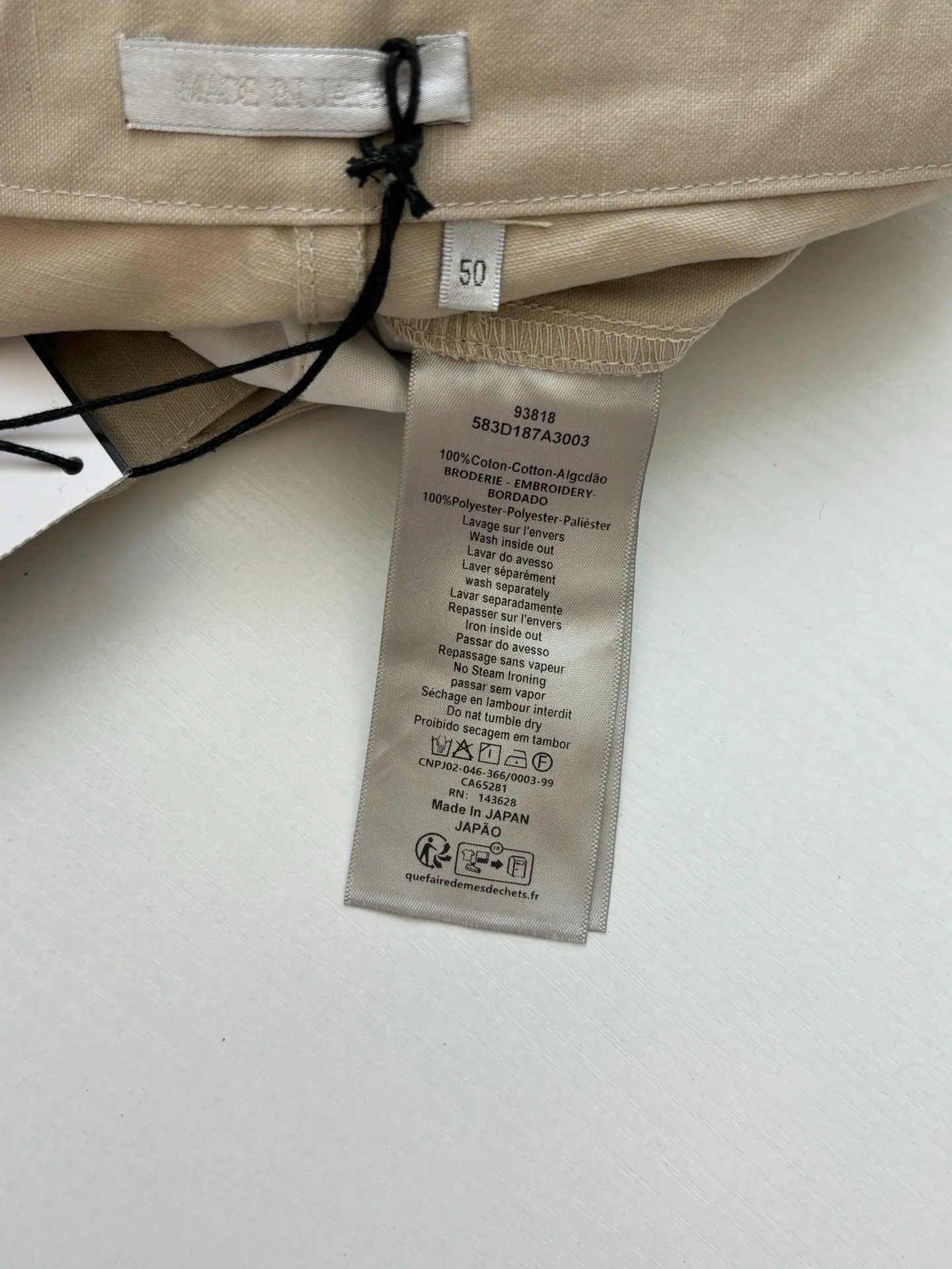 🅿️410 Dio*/Dior LH Hamilton co-branded embroidered logo shorts feel soft and sinewy, not comparable to cheap products! It uses a fabric pre-shrinking and setting machine imported from Italy. It does not deform or shrink no matter how many times it is washed, and the color is firmly locked in. The more I look at it, the more I like it! The chest and trouser legs are decorated with embroidery, and every stitch of the Swiss high-precision embroidery machine is stably and accurately embroidered. The lines of the joint pattern are smooth and the same color as the fabric but has a sense of hierarchy! The old letter printed label on the back waist, high temperature and high pressure "welds" the pattern on the fabric, which can be matched with many types of clothing to create a fashionable look. Customized accessories, complete with three standards, the same style for men and women!  Size：S/M/L/XL