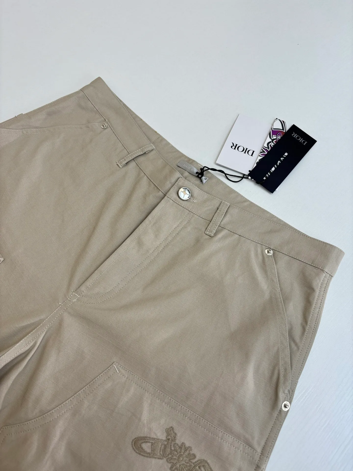🅿️410 Dio*/Dior LH Hamilton co-branded embroidered logo shorts feel soft and sinewy, not comparable to cheap products! It uses a fabric pre-shrinking and setting machine imported from Italy. It does not deform or shrink no matter how many times it is washed, and the color is firmly locked in. The more I look at it, the more I like it! The chest and trouser legs are decorated with embroidery, and every stitch of the Swiss high-precision embroidery machine is stably and accurately embroidered. The lines of the joint pattern are smooth and the same color as the fabric but has a sense of hierarchy! The old letter printed label on the back waist, high temperature and high pressure "welds" the pattern on the fabric, which can be matched with many types of clothing to create a fashionable look. Customized accessories, complete with three standards, the same style for men and women!  Size：S/M/L/XL