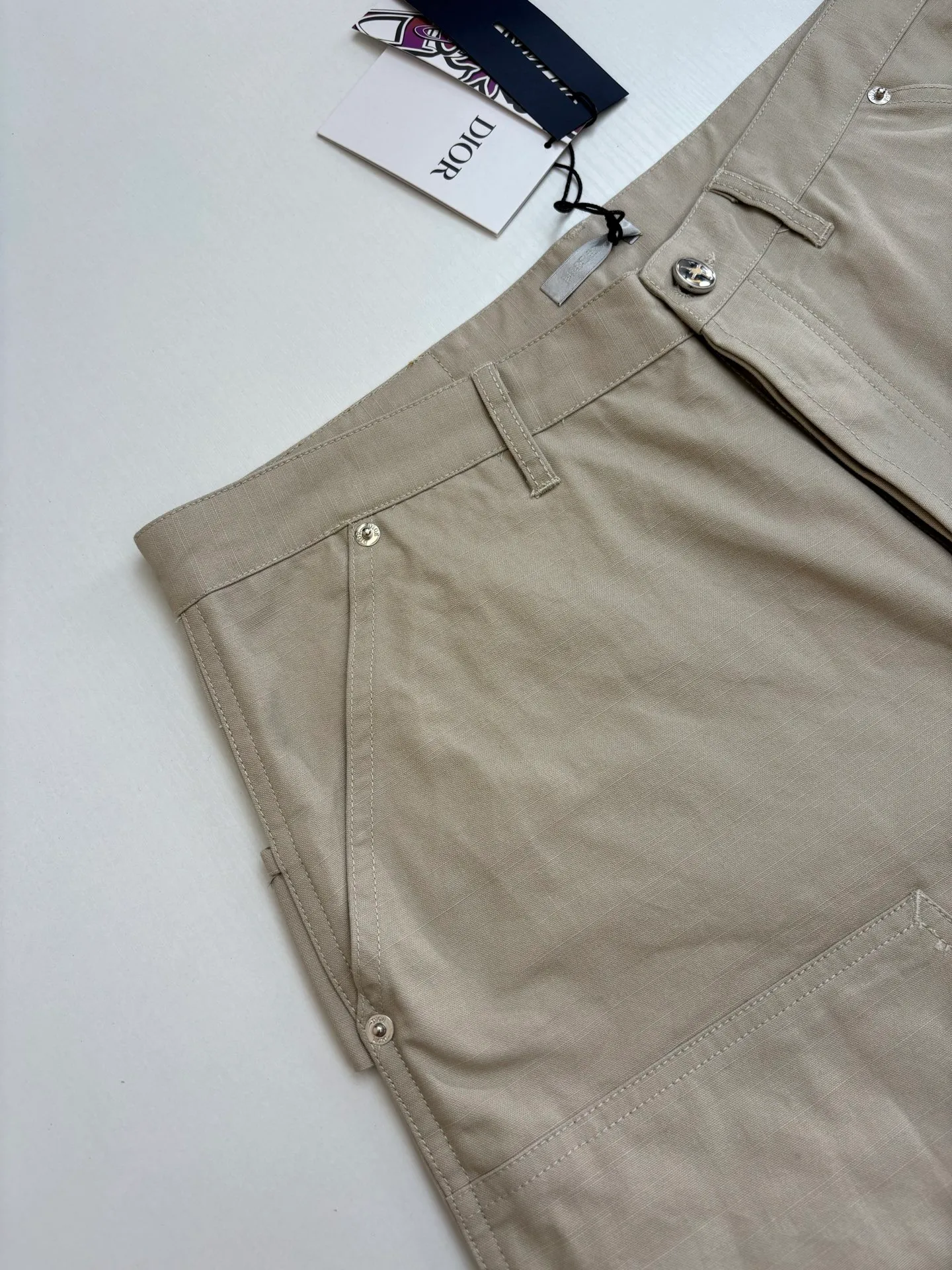 🅿️410 Dio*/Dior LH Hamilton co-branded embroidered logo shorts feel soft and sinewy, not comparable to cheap products! It uses a fabric pre-shrinking and setting machine imported from Italy. It does not deform or shrink no matter how many times it is washed, and the color is firmly locked in. The more I look at it, the more I like it! The chest and trouser legs are decorated with embroidery, and every stitch of the Swiss high-precision embroidery machine is stably and accurately embroidered. The lines of the joint pattern are smooth and the same color as the fabric but has a sense of hierarchy! The old letter printed label on the back waist, high temperature and high pressure "welds" the pattern on the fabric, which can be matched with many types of clothing to create a fashionable look. Customized accessories, complete with three standards, the same style for men and women!  Size：S/M/L/XL