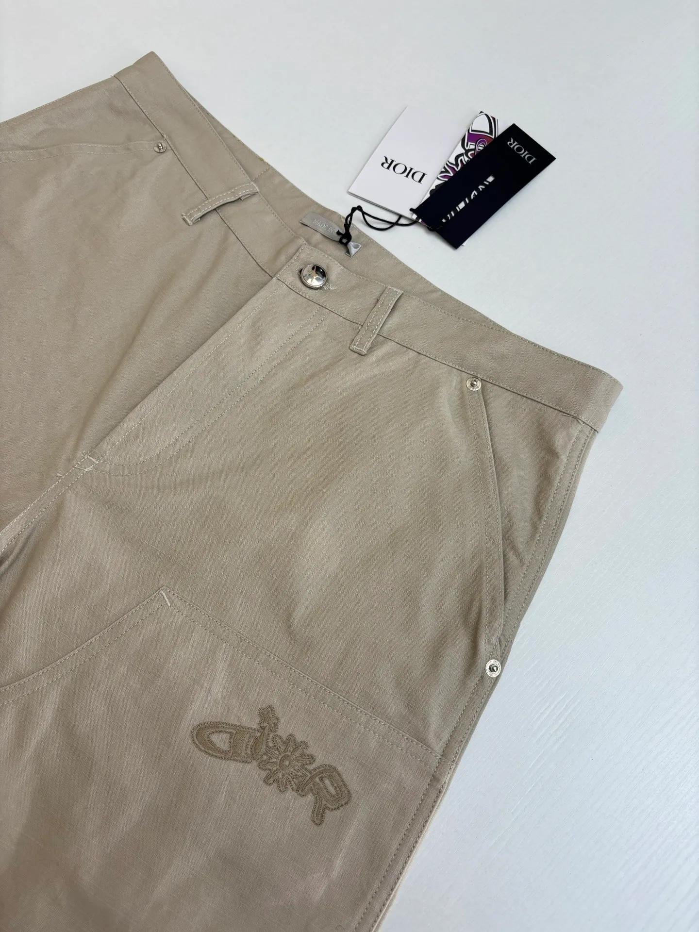 🅿️410 Dio*/Dior LH Hamilton co-branded embroidered logo shorts feel soft and sinewy, not comparable to cheap products! It uses a fabric pre-shrinking and setting machine imported from Italy. It does not deform or shrink no matter how many times it is washed, and the color is firmly locked in. The more I look at it, the more I like it! The chest and trouser legs are decorated with embroidery, and every stitch of the Swiss high-precision embroidery machine is stably and accurately embroidered. The lines of the joint pattern are smooth and the same color as the fabric but has a sense of hierarchy! The old letter printed label on the back waist, high temperature and high pressure "welds" the pattern on the fabric, which can be matched with many types of clothing to create a fashionable look. Customized accessories, complete with three standards, the same style for men and women!  Size：S/M/L/XL