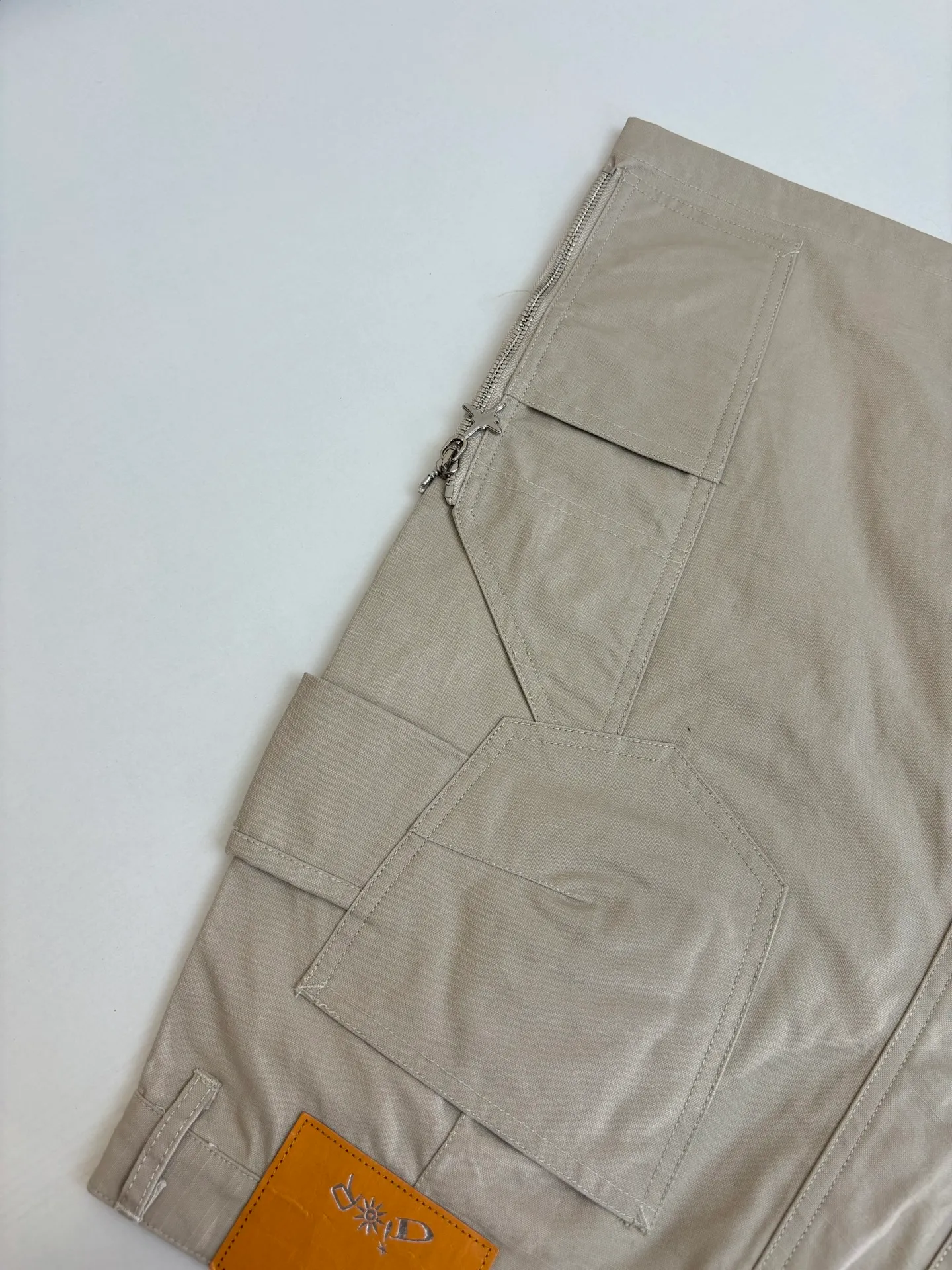 🅿️410 Dio*/Dior LH Hamilton co-branded embroidered logo shorts feel soft and sinewy, not comparable to cheap products! It uses a fabric pre-shrinking and setting machine imported from Italy. It does not deform or shrink no matter how many times it is washed, and the color is firmly locked in. The more I look at it, the more I like it! The chest and trouser legs are decorated with embroidery, and every stitch of the Swiss high-precision embroidery machine is stably and accurately embroidered. The lines of the joint pattern are smooth and the same color as the fabric but has a sense of hierarchy! The old letter printed label on the back waist, high temperature and high pressure "welds" the pattern on the fabric, which can be matched with many types of clothing to create a fashionable look. Customized accessories, complete with three standards, the same style for men and women!  Size：S/M/L/XL