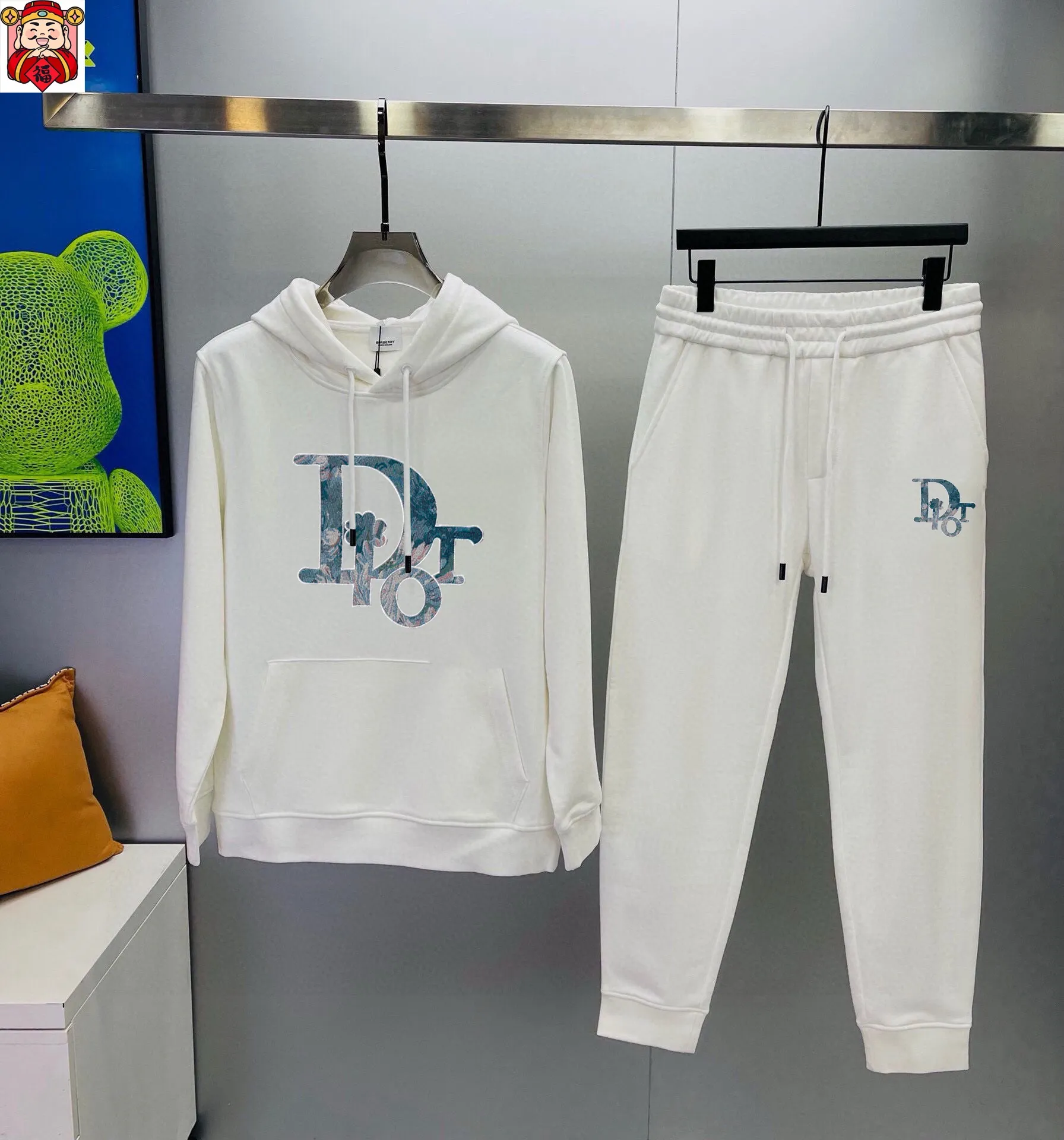 🅿️400 [DIOR Dior] (Fat Man Gospel) hot-selling suit is coming. Focus on the original version of the official website. 2025 new hot-selling cardigan sweater suit. The original order is the best product. 🇭🇰The meticulous work of top designers is dedicated to a fitting and perfect upper body effect. All-natural high-quality Roman cotton 100%, close-fitting comfort, noble and elegant! Original hardware embodies elegance and nobility! Counter size: M-5XL (maximum wear up to 220 pounds)