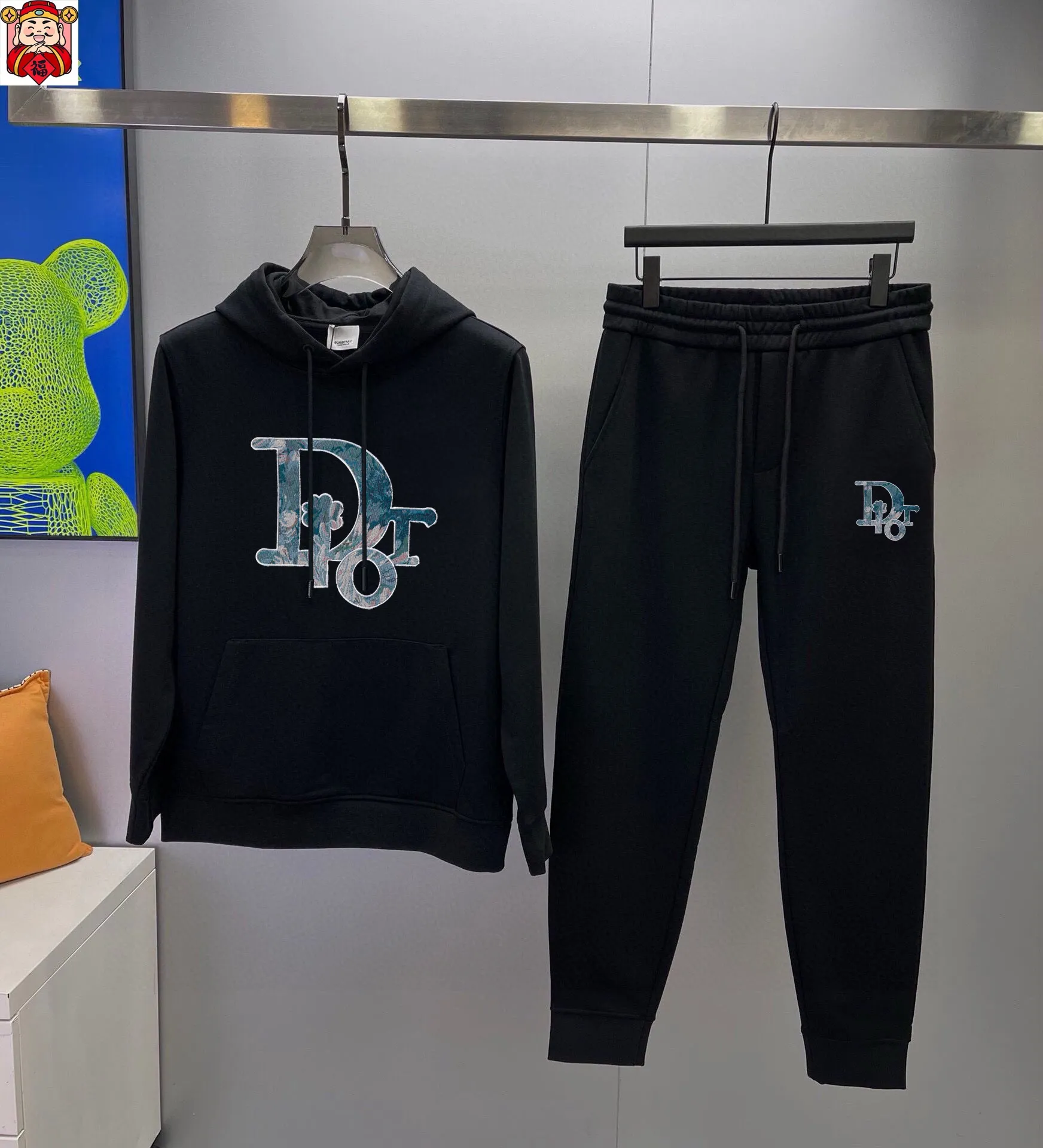 🅿️400 [DIOR Dior] (Fat Man Gospel) hot-selling suit is coming. Focus on the original version of the official website. 2025 new hot-selling cardigan sweater suit. The original order is the best product. 🇭🇰The meticulous work of top designers is dedicated to a fitting and perfect upper body effect. All-natural high-quality Roman cotton 100%, close-fitting comfort, noble and elegant! Original hardware embodies elegance and nobility! Counter size: M-5XL (maximum wear up to 220 pounds)