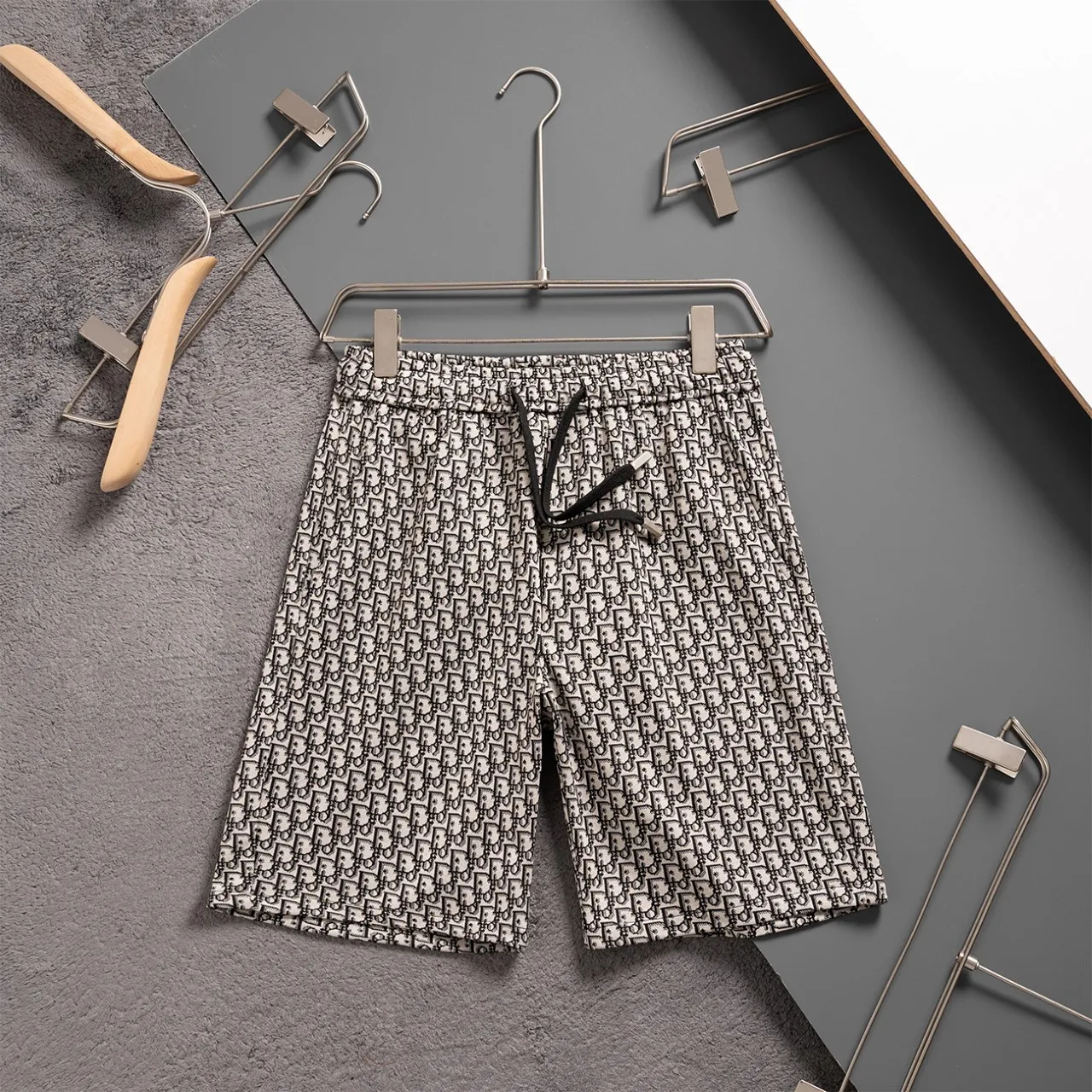 🅿️140 #Z0010 [Restock all year round] Dior·Dior's new knitted shorts. The custom fabric is made of wafer cloth and jacquard knitting technology. The version is tight and three-dimensional. Vertical stripe splicing. Customized trouser cord hardware with strong texture and smoothness. The upper body is comfortable and breathable. The concave and convex three-dimensional sense makes it fashionable and casual. Color: light white brown Size: M-XXXL