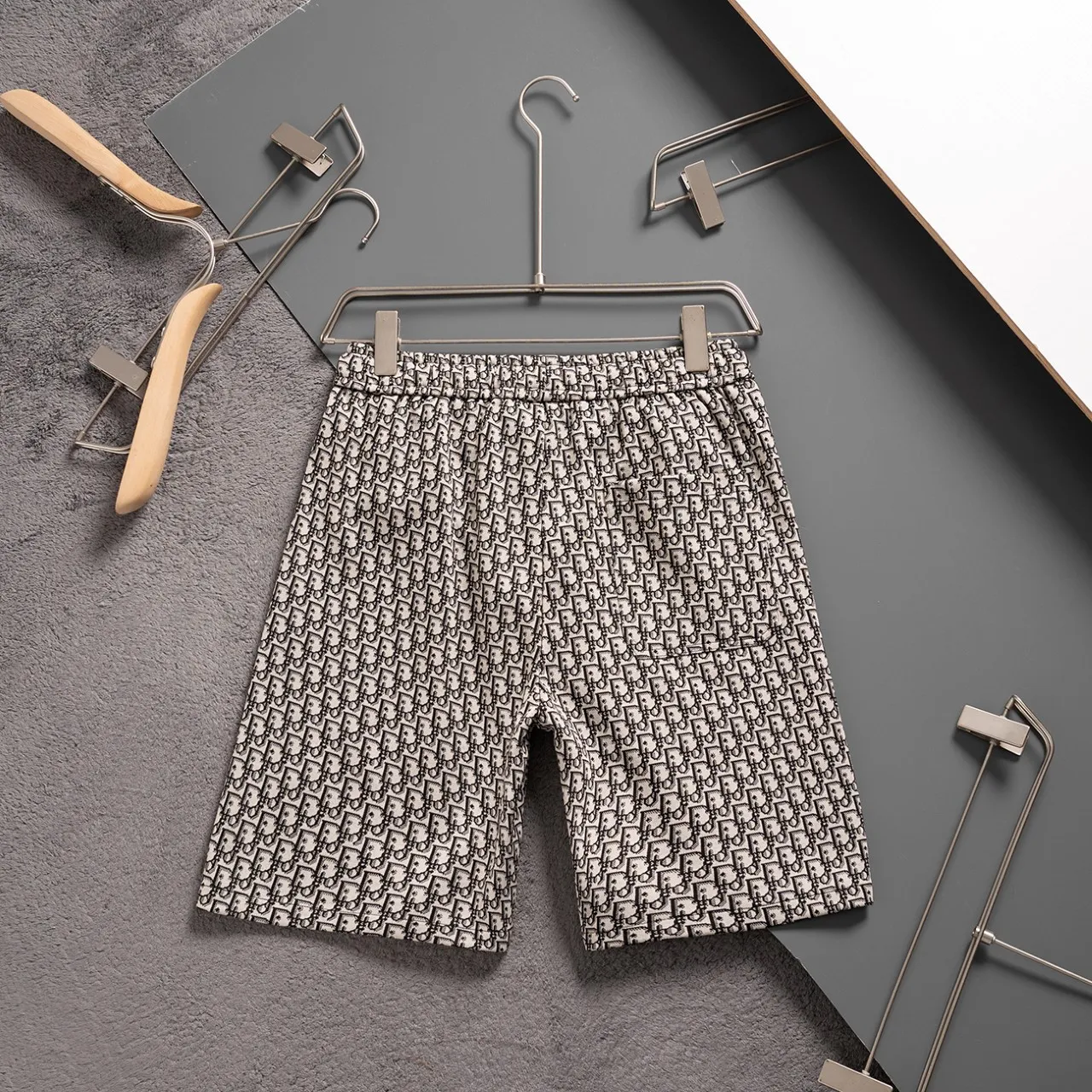 🅿️140 #Z0010 [Restock all year round] Dior·Dior's new knitted shorts. The custom fabric is made of wafer cloth and jacquard knitting technology. The version is tight and three-dimensional. Vertical stripe splicing. Customized trouser cord hardware with strong texture and smoothness. The upper body is comfortable and breathable. The concave and convex three-dimensional sense makes it fashionable and casual. Color: light white brown Size: M-XXXL