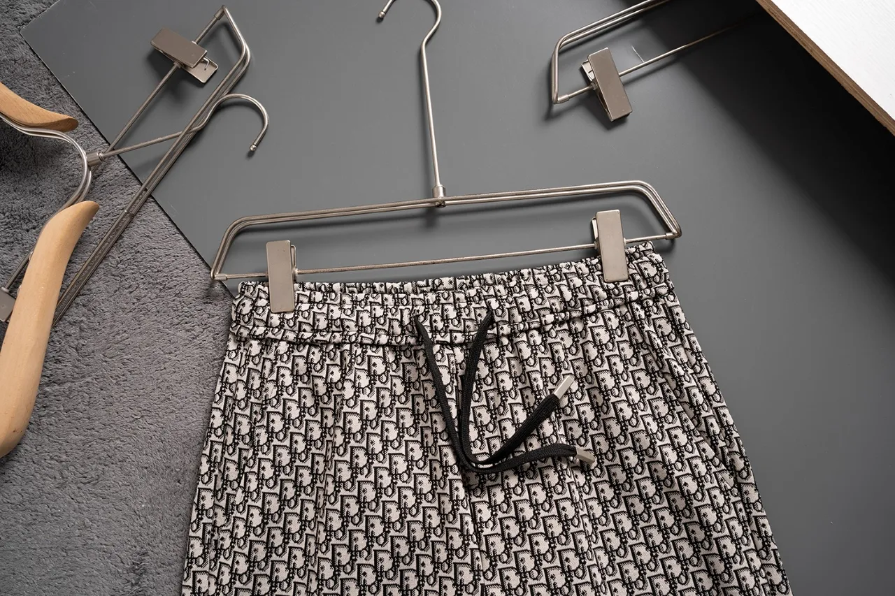 🅿️140 #Z0010 [Restock all year round] Dior·Dior's new knitted shorts. The custom fabric is made of wafer cloth and jacquard knitting technology. The version is tight and three-dimensional. Vertical stripe splicing. Customized trouser cord hardware with strong texture and smoothness. The upper body is comfortable and breathable. The concave and convex three-dimensional sense makes it fashionable and casual. Color: light white brown Size: M-XXXL