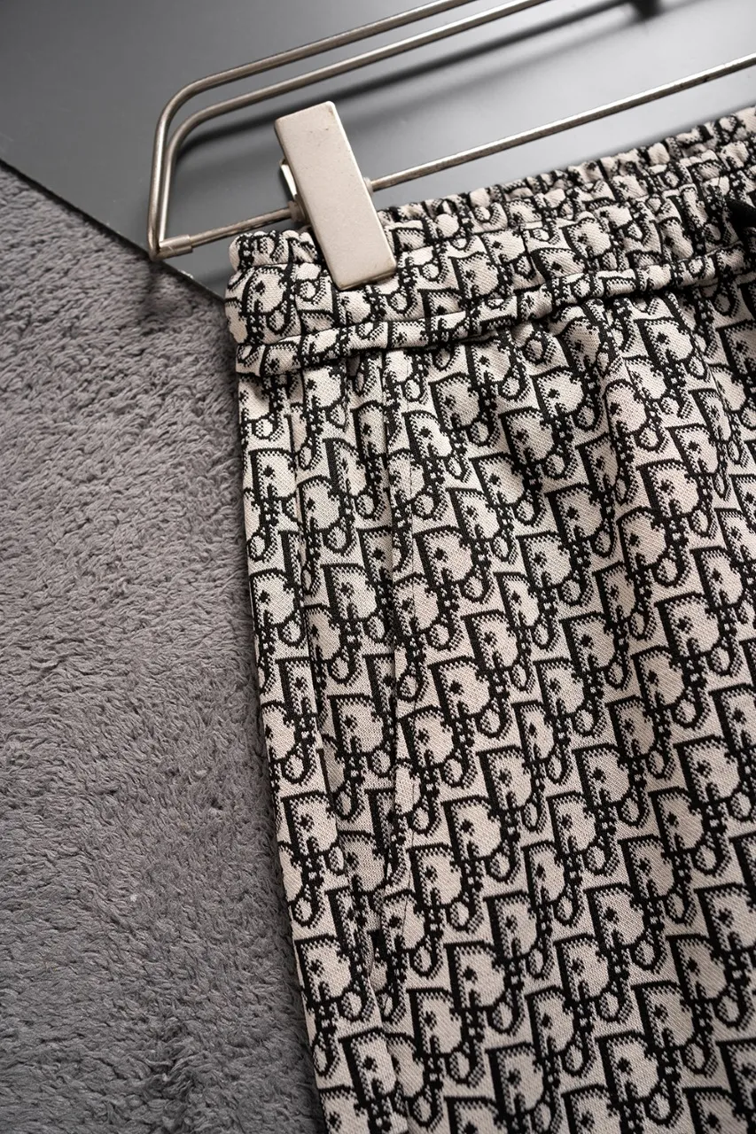 🅿️140 #Z0010 [Restock all year round] Dior·Dior's new knitted shorts. The custom fabric is made of wafer cloth and jacquard knitting technology. The version is tight and three-dimensional. Vertical stripe splicing. Customized trouser cord hardware with strong texture and smoothness. The upper body is comfortable and breathable. The concave and convex three-dimensional sense makes it fashionable and casual. Color: light white brown Size: M-XXXL