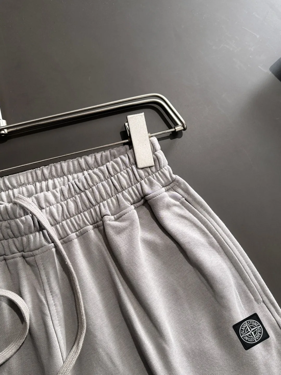 🅿️330 shipped next day, high-end goods DIOR/Dior Stone Island 2025 spring and summer new elastic band casual solid color loose shorts, two needle stitches at the trouser hem, fine and firm stitching, counter-customized fabrics with high breathability and comfort, impeccable details, brand element design concept, reflecting high quality. It feels delicate and soft! It presents a casual cut and the upper body shape is great! Size: S-XXL