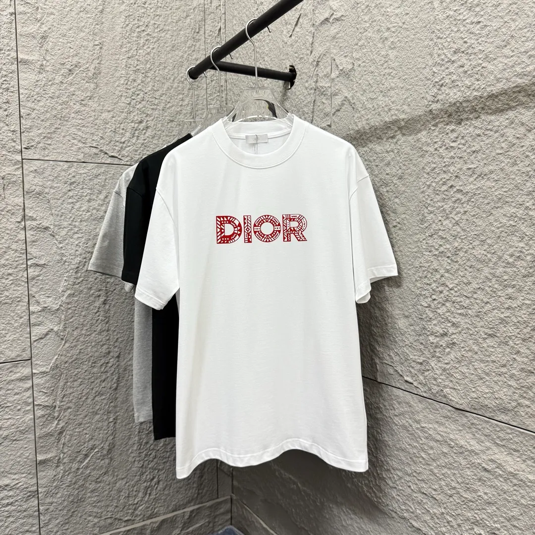 🅿️190 Dio* Dior 2025 spring and summer new style Classic letter flocking technology + three-dimensional silicone Simple and elegant Customized double yarn plain cotton fabric Short-sleeved T-shirt Unisex Color: Black White Size: S (90-130 catties) M (120-150 catties) L (140-165 catties) XL (160-180 catties) XXL (180-210 pounds)