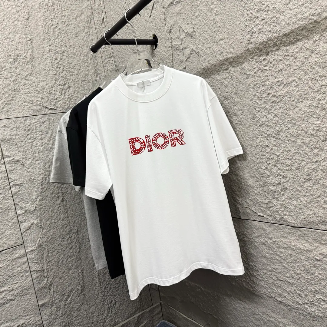 🅿️190 Dio* Dior 2025 spring and summer new style Classic letter flocking technology + three-dimensional silicone Simple and elegant Customized double yarn plain cotton fabric Short-sleeved T-shirt Unisex Color: Black White Size: S (90-130 catties) M (120-150 catties) L (140-165 catties) XL (160-180 catties) XXL (180-210 pounds)