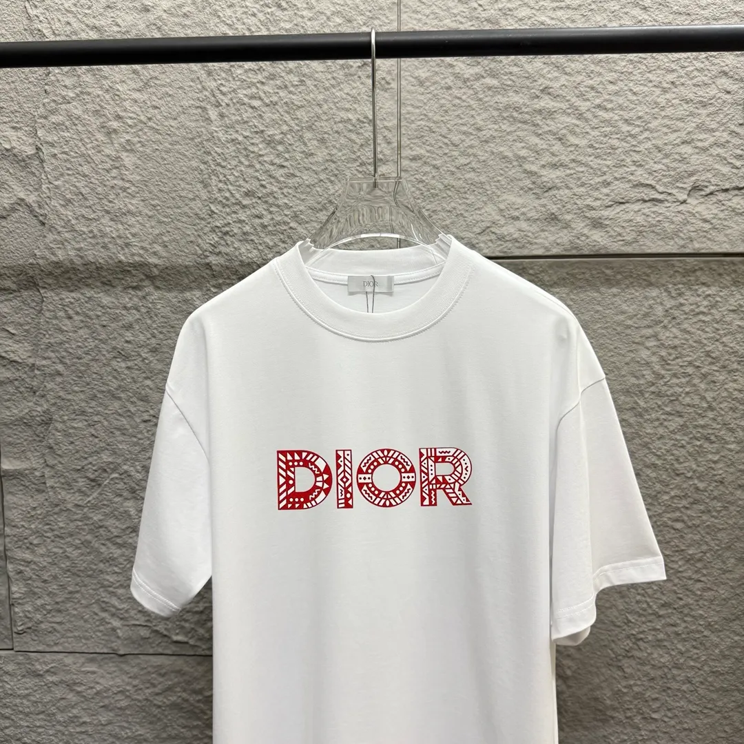 🅿️190 Dio* Dior 2025 spring and summer new style Classic letter flocking technology + three-dimensional silicone Simple and elegant Customized double yarn plain cotton fabric Short-sleeved T-shirt Unisex Color: Black White Size: S (90-130 catties) M (120-150 catties) L (140-165 catties) XL (160-180 catties) XXL (180-210 pounds)