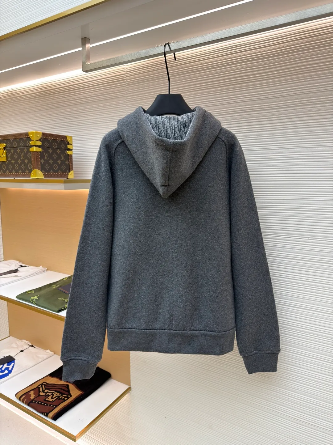 Dior presbyopic wool cashmere hooded turtleneck cardigan jacket ●Original version: purchased and developed by 46870 ●Item number: 1680898-D15 ●Fabric: wool cashmere fabric ●Technology: jacquard texture production ●Version: fitted version ●Weight: about 1065 grams ●Size: S-M-L-XL ●Description: The fabric is made of cashmere fabric, containing 50% wool and pure cotton, with original hemming inside, jacquard letters, integrated design. One side has a solid color logo, and the spliced side has a classic presbyopia. It can be worn on both sides to change the style at any time. Customized imported velvet imported machine weaving, the material is conscientious and full of high-end texture. It is comfortable to wear and skin-friendly. It is made by a large factory and has perfect details and texture. The fabric is made of imported cashmere yarn. New product for early autumn! Hot style return! New version of dropped shoulder design High-grade navy blue presbyopic logo zipper cashmere jacket. Reversible. The letter jacquard texture on the back is luxurious and handsome. The hooded design is fashionable and advanced. The classic version does not make people look slimmer. Highly recommended! The overall wiring is straight and delicate, the fabric is comfortable and soft, and the color is consistent without color difference. It can be matched with the same style to create a fashionable look and control various occasions. Customized accessories, complete with three standards, same style for men and women!