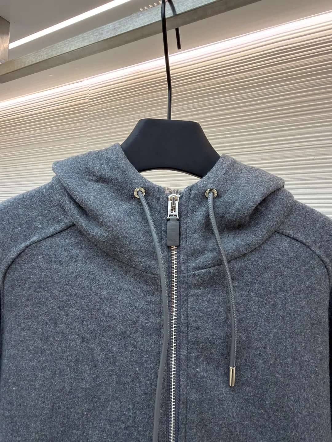 Dior presbyopic wool cashmere hooded turtleneck cardigan jacket ●Original version: purchased and developed by 46870 ●Item number: 1680898-D15 ●Fabric: wool cashmere fabric ●Technology: jacquard texture production ●Version: fitted version ●Weight: about 1065 grams ●Size: S-M-L-XL ●Description: The fabric is made of cashmere fabric, containing 50% wool and pure cotton, with original hemming inside, jacquard letters, integrated design. One side has a solid color logo, and the spliced side has a classic presbyopia. It can be worn on both sides to change the style at any time. Customized imported velvet imported machine weaving, the material is conscientious and full of high-end texture. It is comfortable to wear and skin-friendly. It is made by a large factory and has perfect details and texture. The fabric is made of imported cashmere yarn. New product for early autumn! Hot style return! New version of dropped shoulder design High-grade navy blue presbyopic logo zipper cashmere jacket. Reversible. The letter jacquard texture on the back is luxurious and handsome. The hooded design is fashionable and advanced. The classic version does not make people look slimmer. Highly recommended! The overall wiring is straight and delicate, the fabric is comfortable and soft, and the color is consistent without color difference. It can be matched with the same style to create a fashionable look and control various occasions. Customized accessories, complete with three standards, same style for men and women!