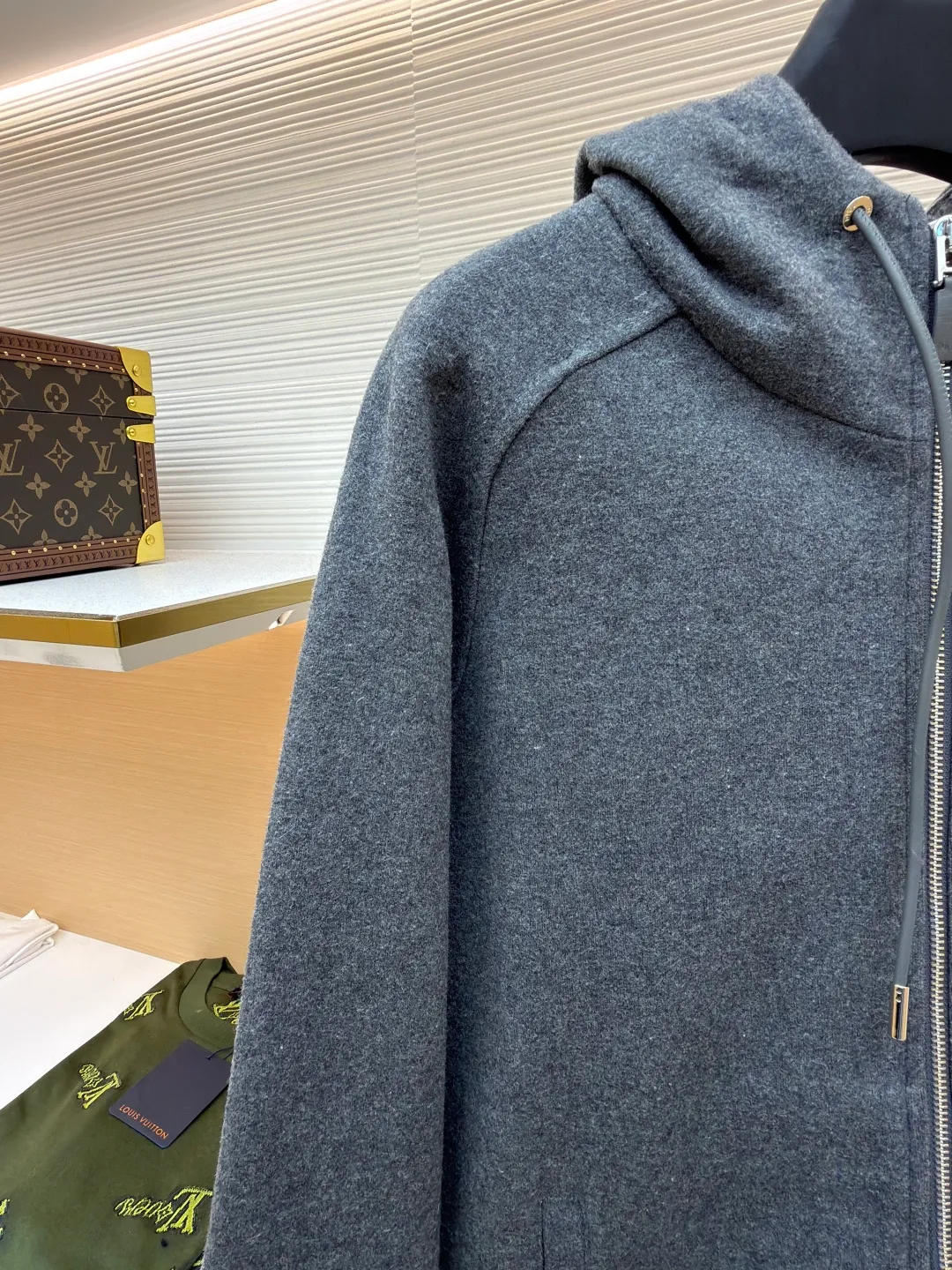 Dior presbyopic wool cashmere hooded turtleneck cardigan jacket ●Original version: purchased and developed by 46870 ●Item number: 1680898-D15 ●Fabric: wool cashmere fabric ●Technology: jacquard texture production ●Version: fitted version ●Weight: about 1065 grams ●Size: S-M-L-XL ●Description: The fabric is made of cashmere fabric, containing 50% wool and pure cotton, with original hemming inside, jacquard letters, integrated design. One side has a solid color logo, and the spliced side has a classic presbyopia. It can be worn on both sides to change the style at any time. Customized imported velvet imported machine weaving, the material is conscientious and full of high-end texture. It is comfortable to wear and skin-friendly. It is made by a large factory and has perfect details and texture. The fabric is made of imported cashmere yarn. New product for early autumn! Hot style return! New version of dropped shoulder design High-grade navy blue presbyopic logo zipper cashmere jacket. Reversible. The letter jacquard texture on the back is luxurious and handsome. The hooded design is fashionable and advanced. The classic version does not make people look slimmer. Highly recommended! The overall wiring is straight and delicate, the fabric is comfortable and soft, and the color is consistent without color difference. It can be matched with the same style to create a fashionable look and control various occasions. Customized accessories, complete with three standards, same style for men and women!