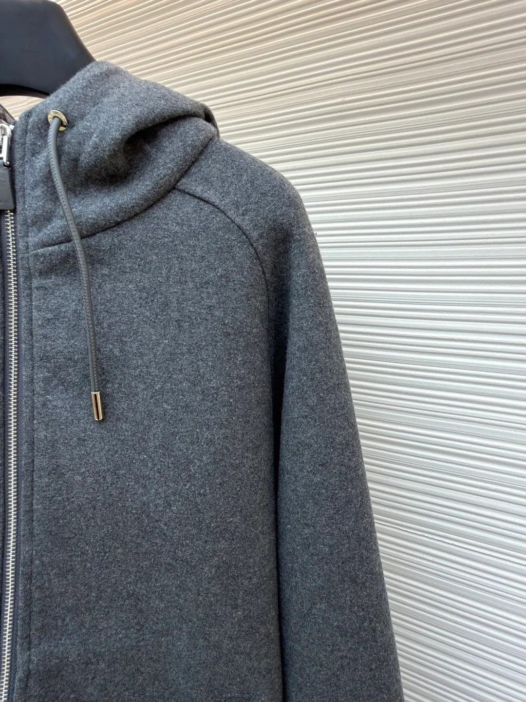 Dior presbyopic wool cashmere hooded turtleneck cardigan jacket ●Original version: purchased and developed by 46870 ●Item number: 1680898-D15 ●Fabric: wool cashmere fabric ●Technology: jacquard texture production ●Version: fitted version ●Weight: about 1065 grams ●Size: S-M-L-XL ●Description: The fabric is made of cashmere fabric, containing 50% wool and pure cotton, with original hemming inside, jacquard letters, integrated design. One side has a solid color logo, and the spliced side has a classic presbyopia. It can be worn on both sides to change the style at any time. Customized imported velvet imported machine weaving, the material is conscientious and full of high-end texture. It is comfortable to wear and skin-friendly. It is made by a large factory and has perfect details and texture. The fabric is made of imported cashmere yarn. New product for early autumn! Hot style return! New version of dropped shoulder design High-grade navy blue presbyopic logo zipper cashmere jacket. Reversible. The letter jacquard texture on the back is luxurious and handsome. The hooded design is fashionable and advanced. The classic version does not make people look slimmer. Highly recommended! The overall wiring is straight and delicate, the fabric is comfortable and soft, and the color is consistent without color difference. It can be matched with the same style to create a fashionable look and control various occasions. Customized accessories, complete with three standards, same style for men and women!