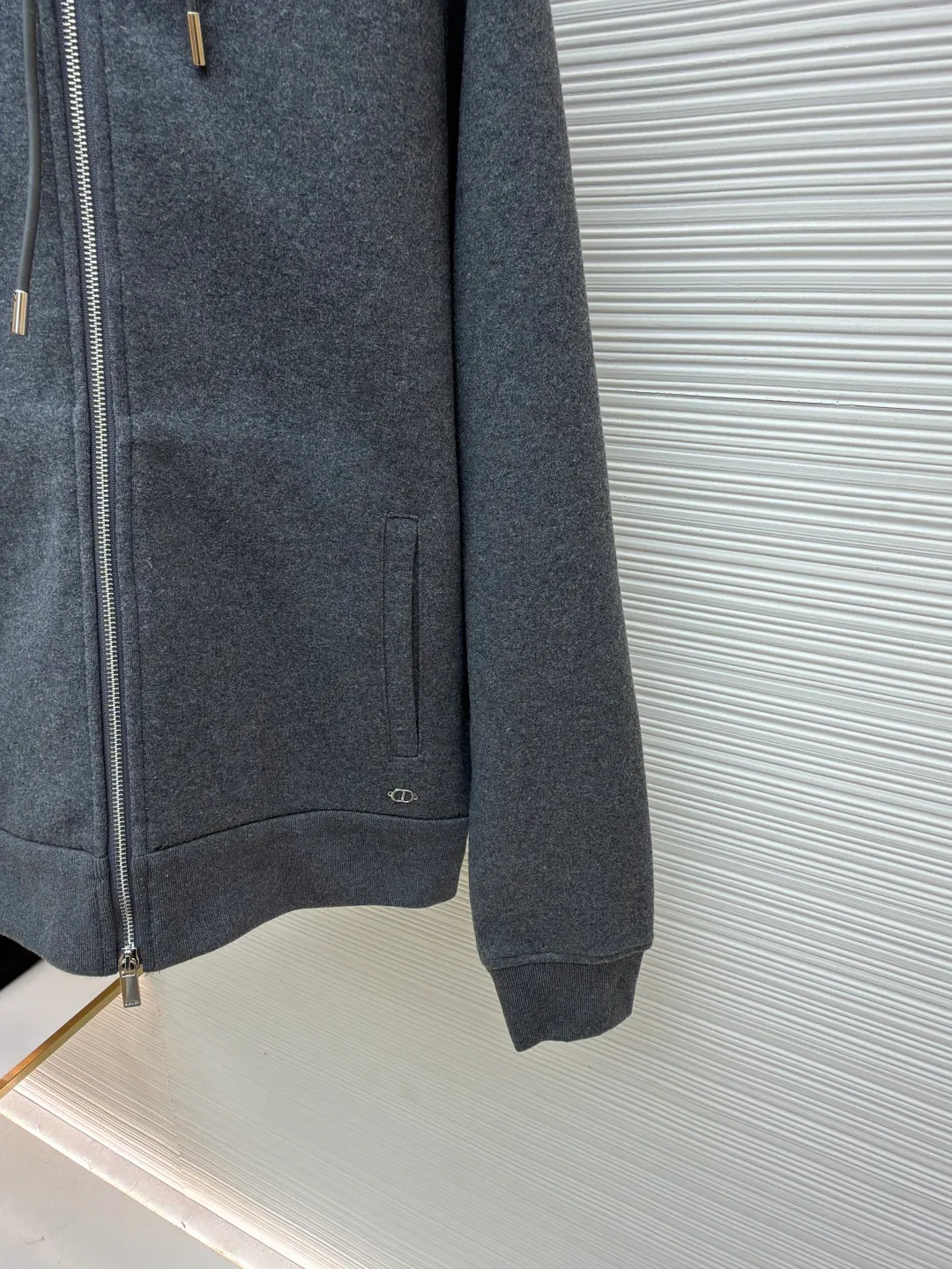 Dior presbyopic wool cashmere hooded turtleneck cardigan jacket ●Original version: purchased and developed by 46870 ●Item number: 1680898-D15 ●Fabric: wool cashmere fabric ●Technology: jacquard texture production ●Version: fitted version ●Weight: about 1065 grams ●Size: S-M-L-XL ●Description: The fabric is made of cashmere fabric, containing 50% wool and pure cotton, with original hemming inside, jacquard letters, integrated design. One side has a solid color logo, and the spliced side has a classic presbyopia. It can be worn on both sides to change the style at any time. Customized imported velvet imported machine weaving, the material is conscientious and full of high-end texture. It is comfortable to wear and skin-friendly. It is made by a large factory and has perfect details and texture. The fabric is made of imported cashmere yarn. New product for early autumn! Hot style return! New version of dropped shoulder design High-grade navy blue presbyopic logo zipper cashmere jacket. Reversible. The letter jacquard texture on the back is luxurious and handsome. The hooded design is fashionable and advanced. The classic version does not make people look slimmer. Highly recommended! The overall wiring is straight and delicate, the fabric is comfortable and soft, and the color is consistent without color difference. It can be matched with the same style to create a fashionable look and control various occasions. Customized accessories, complete with three standards, same style for men and women!