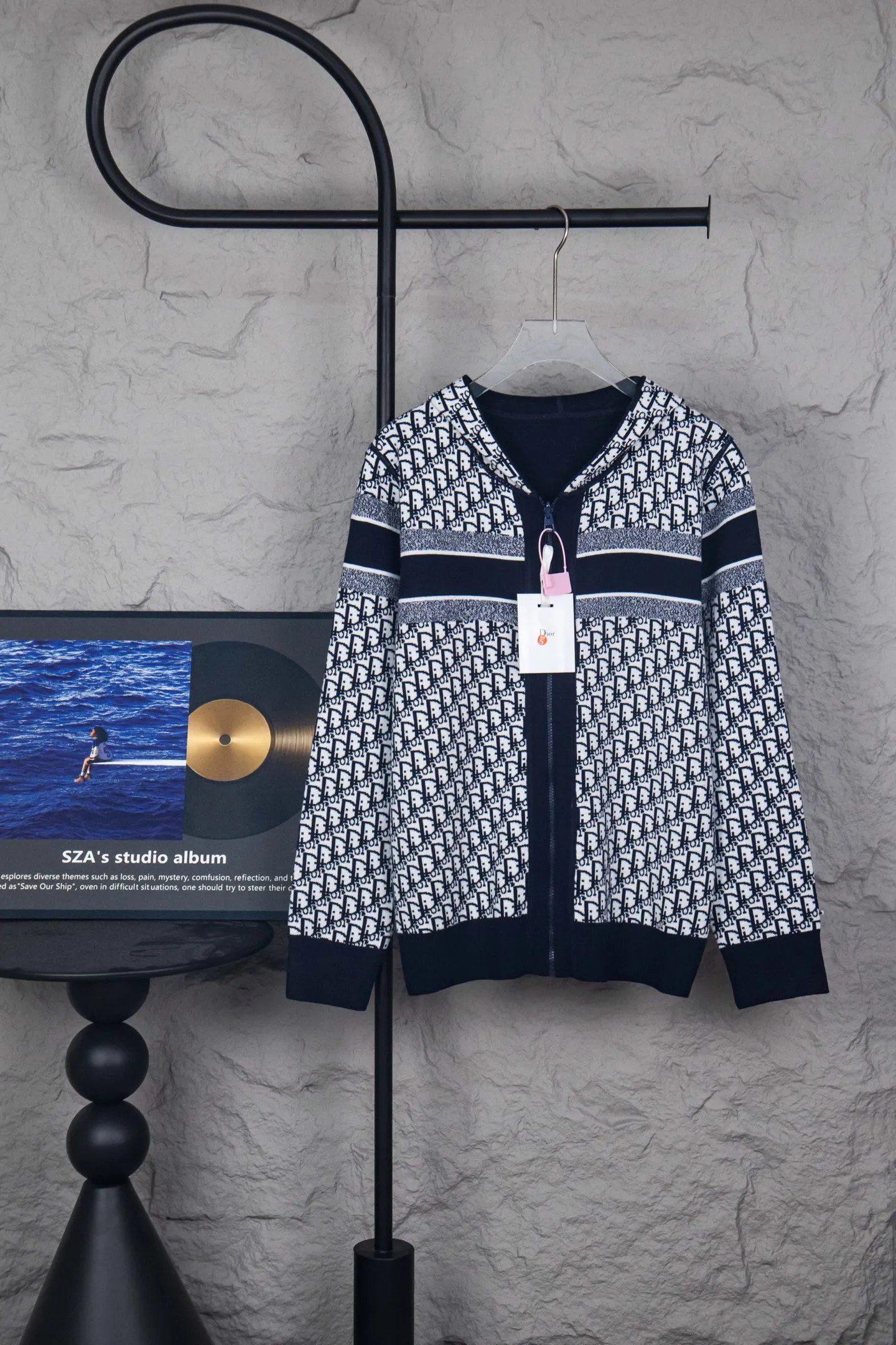 🅿️520 Style No.: M247 Dior 𝘾𝙝𝙧𝙞𝙨𝙩𝙞𝙖𝙣 𝘿𝙞𝙤𝙧 CD 24SS old flower all-over printed double-sided jacquard zipper cardigan jacket sweater Light luxury essential item for daily commuting for men and women Correct version Welcome to compare Detailed features · Made of 50% wool content yarn, 35% cashmere, 15% synthetic fiber · Adopt double-sided jacquard craftsmanship imported from Germany · Collar, cuffs and hem thread design, windproof and comfortable · Spacing between strips of letter logo, fully restored fabric effect · Original main mark, washed tag, moisture-proof paper packaging Color: navy blue white gray Size: S M L