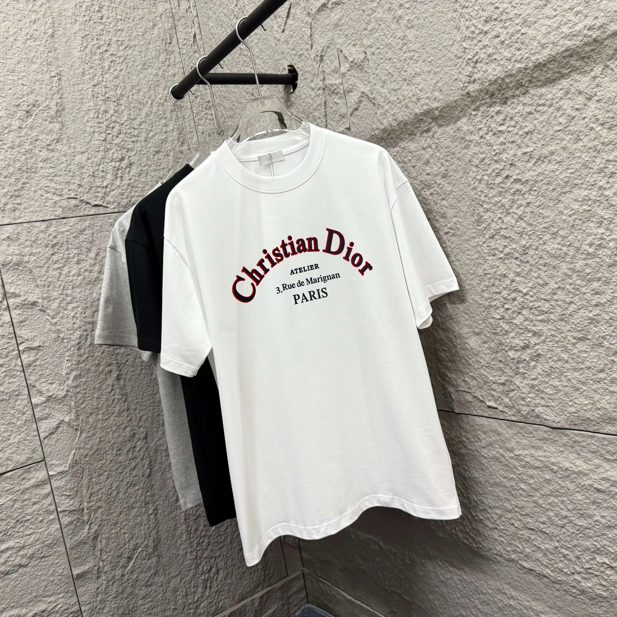 🅿️190 Dio* Dior 2025 spring and summer new style Classic letter flocking technology + three-dimensional silicone Simple and elegant Customized double yarn plain cotton fabric Short-sleeved T-shirt Unisex Color: Black White Size: S (90-130 catties) M (120-150 catties) L (140-165 catties) XL (160-180 catties) XXL (180-210 pounds)