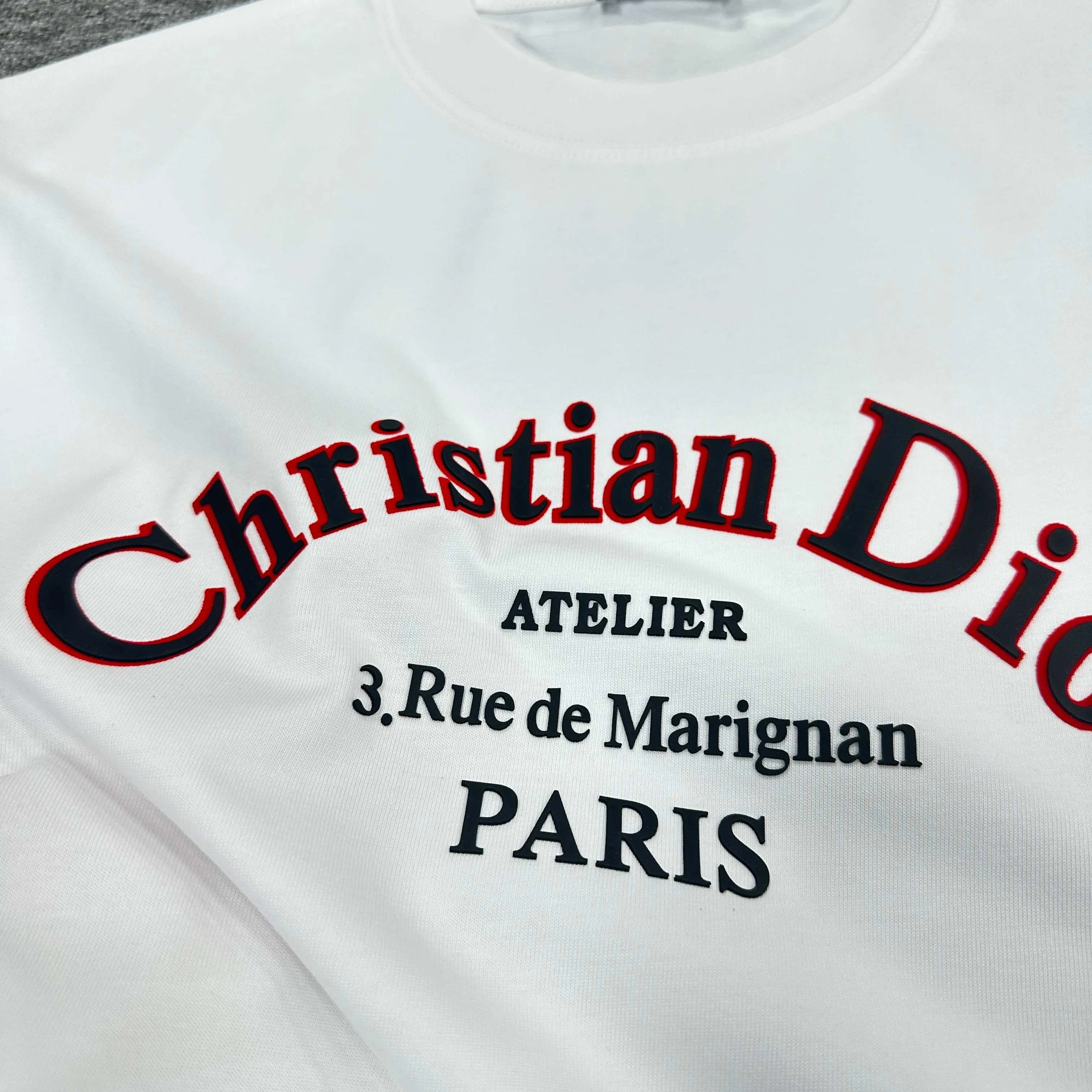 🅿️190 Dio* Dior 2025 spring and summer new style Classic letter flocking technology + three-dimensional silicone Simple and elegant Customized double yarn plain cotton fabric Short-sleeved T-shirt Unisex Color: Black White Size: S (90-130 catties) M (120-150 catties) L (140-165 catties) XL (160-180 catties) XXL (180-210 pounds)