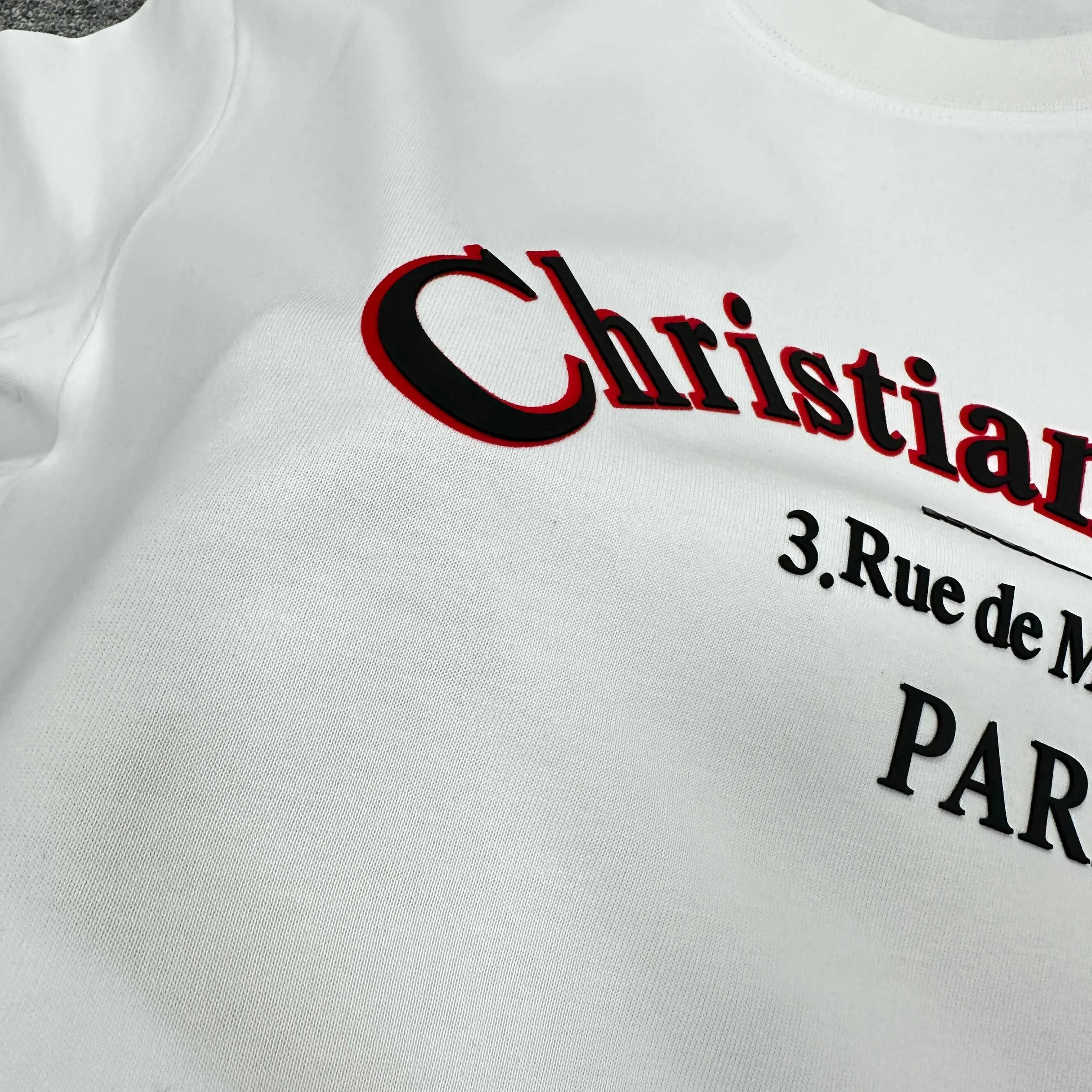 🅿️190 Dio* Dior 2025 spring and summer new style Classic letter flocking technology + three-dimensional silicone Simple and elegant Customized double yarn plain cotton fabric Short-sleeved T-shirt Unisex Color: Black White Size: S (90-130 catties) M (120-150 catties) L (140-165 catties) XL (160-180 catties) XXL (180-210 pounds)