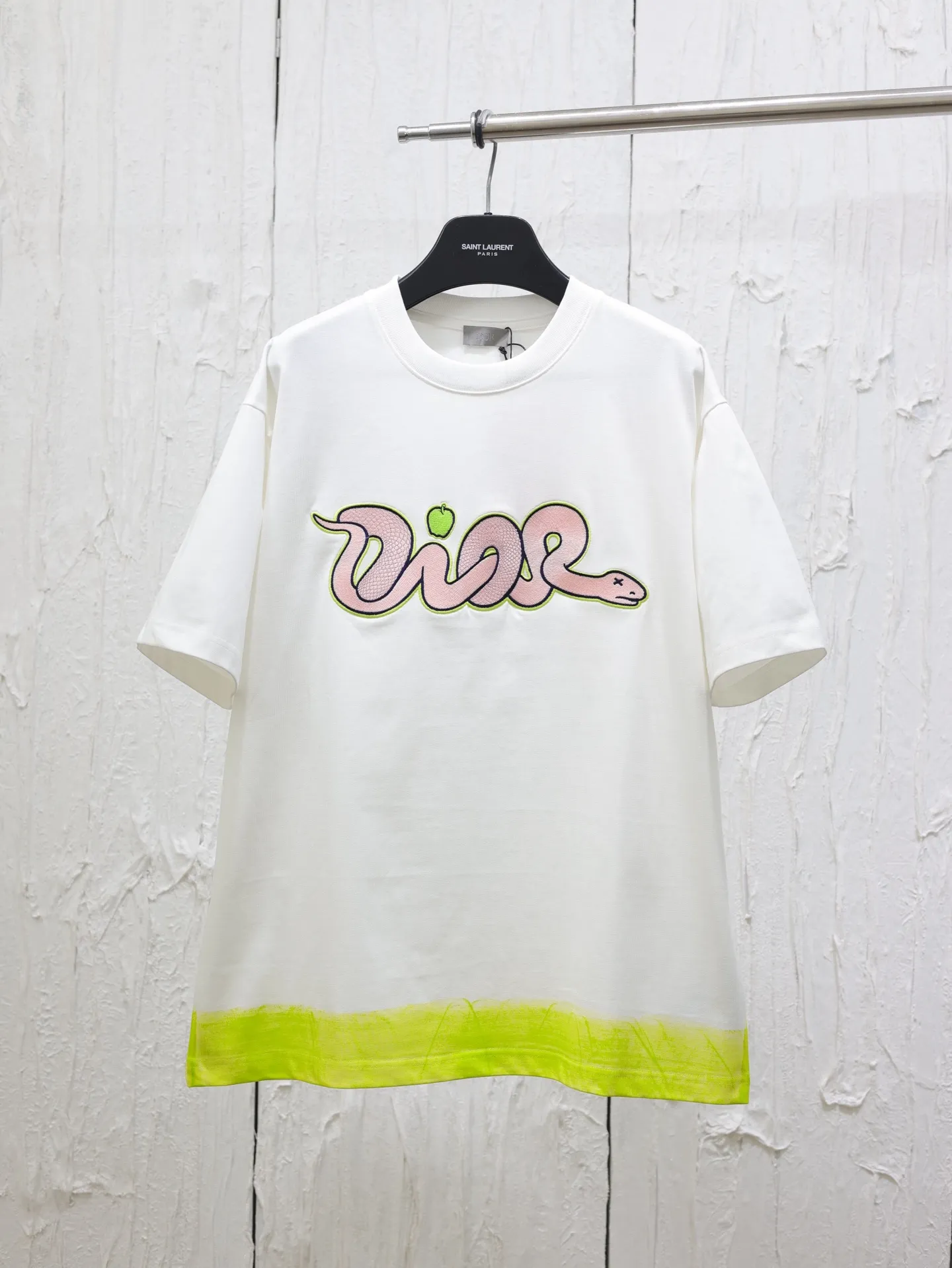 🅿️320 Dio*/Dior 25 joint Year of the Snake limited series short-sleeved T-shirt. Twill cotton material, breathable and comfortable, full of texture. Loose short-sleeved T-shirt cut to highlight the brand style. Made of heavyweight pure cotton, slightly stretchy, showing a slimming visual effect. The cartoon-style snake-shaped pattern embroidery is used on the chest to outline the brand logo and echo the New Year zodiac atmosphere. Size: S/M/L