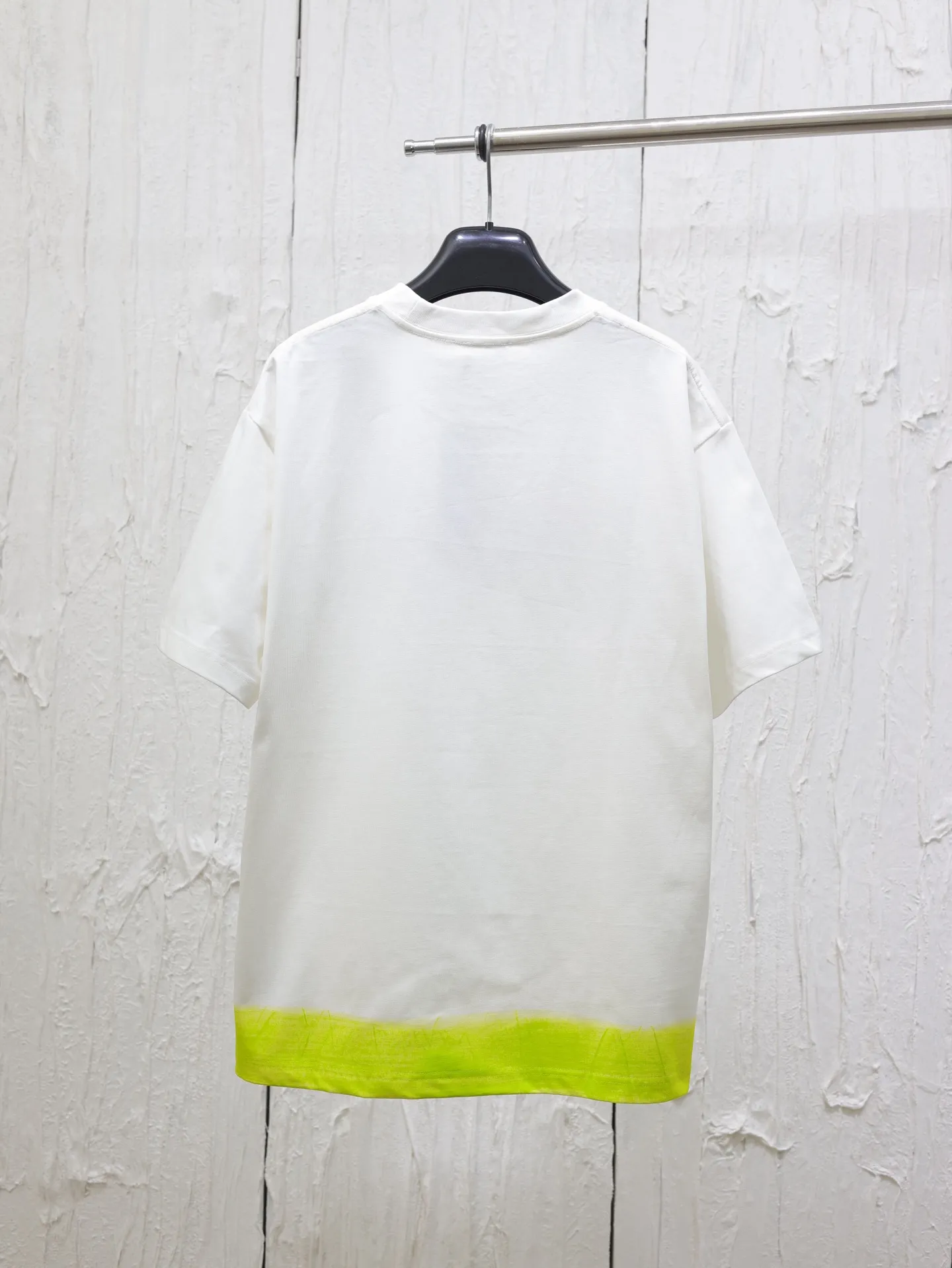 🅿️320 Dio*/Dior 25 joint Year of the Snake limited series short-sleeved T-shirt. Twill cotton material, breathable and comfortable, full of texture. Loose short-sleeved T-shirt cut to highlight the brand style. Made of heavyweight pure cotton, slightly stretchy, showing a slimming visual effect. The cartoon-style snake-shaped pattern embroidery is used on the chest to outline the brand logo and echo the New Year zodiac atmosphere. Size: S/M/L