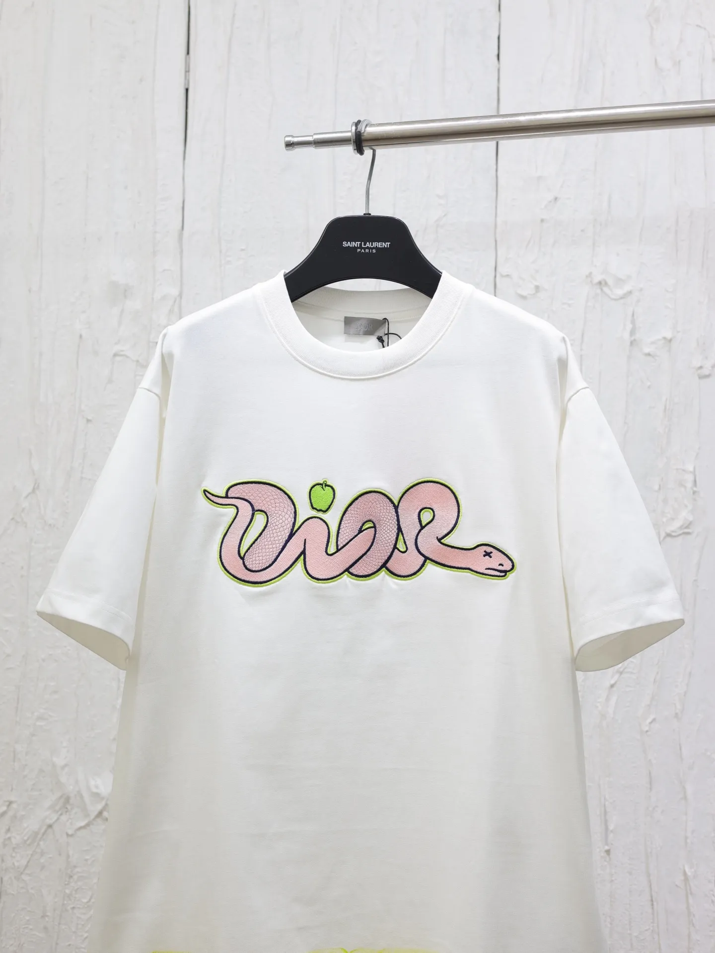 🅿️320 Dio*/Dior 25 joint Year of the Snake limited series short-sleeved T-shirt. Twill cotton material, breathable and comfortable, full of texture. Loose short-sleeved T-shirt cut to highlight the brand style. Made of heavyweight pure cotton, slightly stretchy, showing a slimming visual effect. The cartoon-style snake-shaped pattern embroidery is used on the chest to outline the brand logo and echo the New Year zodiac atmosphere. Size: S/M/L