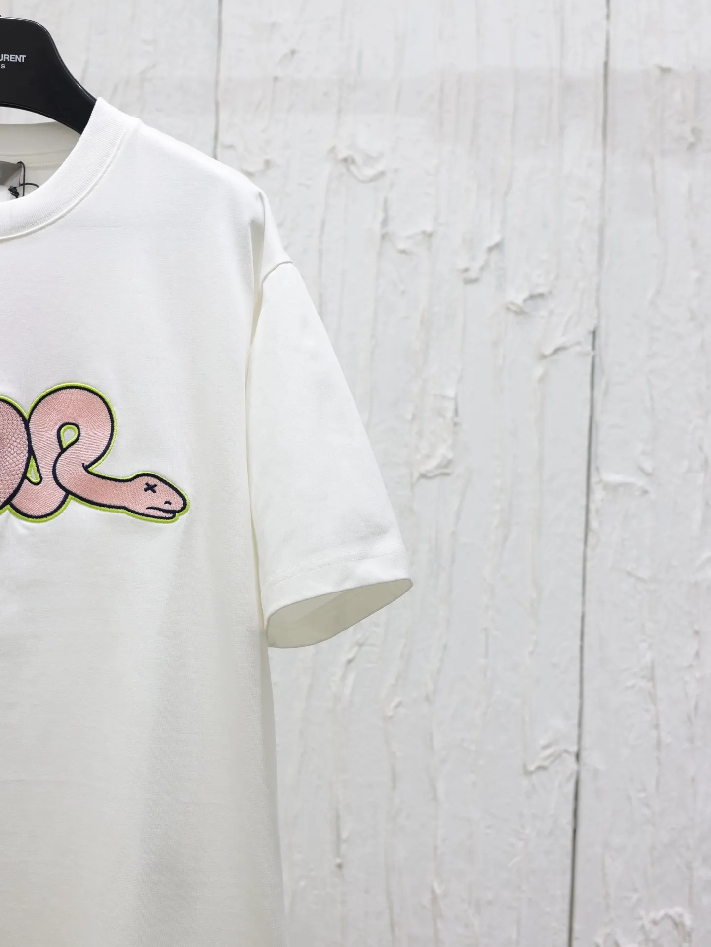 🅿️320 Dio*/Dior 25 joint Year of the Snake limited series short-sleeved T-shirt. Twill cotton material, breathable and comfortable, full of texture. Loose short-sleeved T-shirt cut to highlight the brand style. Made of heavyweight pure cotton, slightly stretchy, showing a slimming visual effect. The cartoon-style snake-shaped pattern embroidery is used on the chest to outline the brand logo and echo the New Year zodiac atmosphere. Size: S/M/L