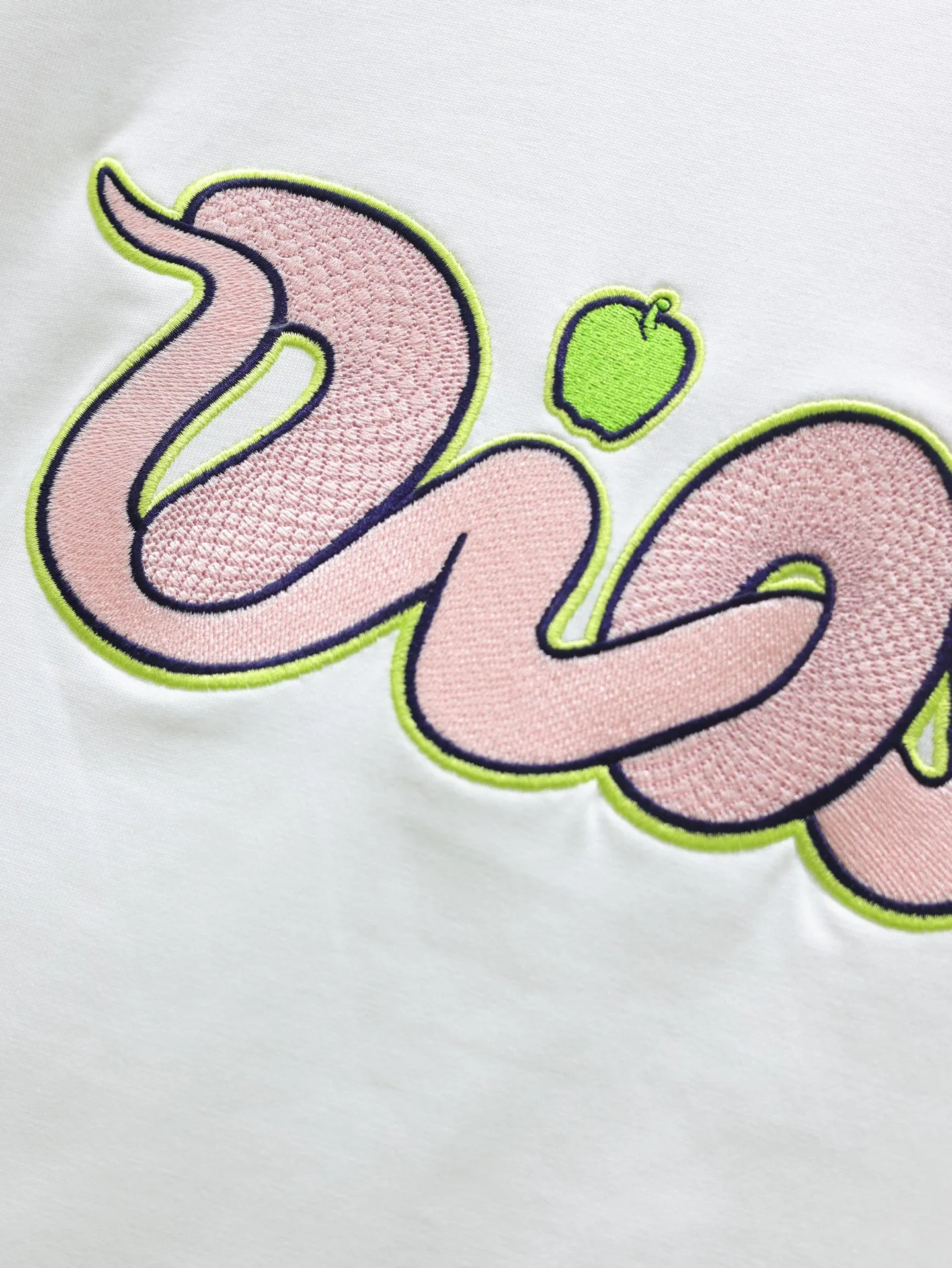 🅿️320 Dio*/Dior 25 joint Year of the Snake limited series short-sleeved T-shirt. Twill cotton material, breathable and comfortable, full of texture. Loose short-sleeved T-shirt cut to highlight the brand style. Made of heavyweight pure cotton, slightly stretchy, showing a slimming visual effect. The cartoon-style snake-shaped pattern embroidery is used on the chest to outline the brand logo and echo the New Year zodiac atmosphere. Size: S/M/L
