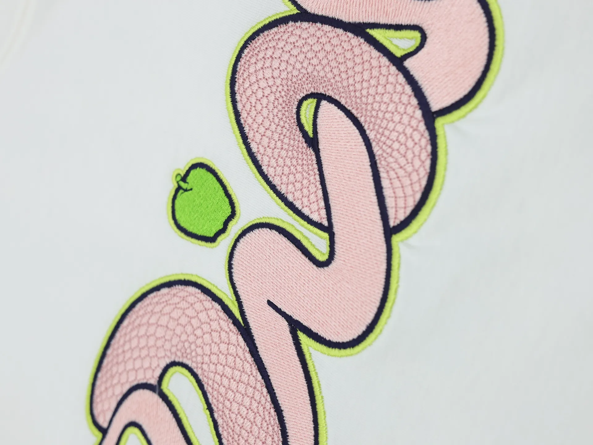 🅿️320 Dio*/Dior 25 joint Year of the Snake limited series short-sleeved T-shirt. Twill cotton material, breathable and comfortable, full of texture. Loose short-sleeved T-shirt cut to highlight the brand style. Made of heavyweight pure cotton, slightly stretchy, showing a slimming visual effect. The cartoon-style snake-shaped pattern embroidery is used on the chest to outline the brand logo and echo the New Year zodiac atmosphere. Size: S/M/L