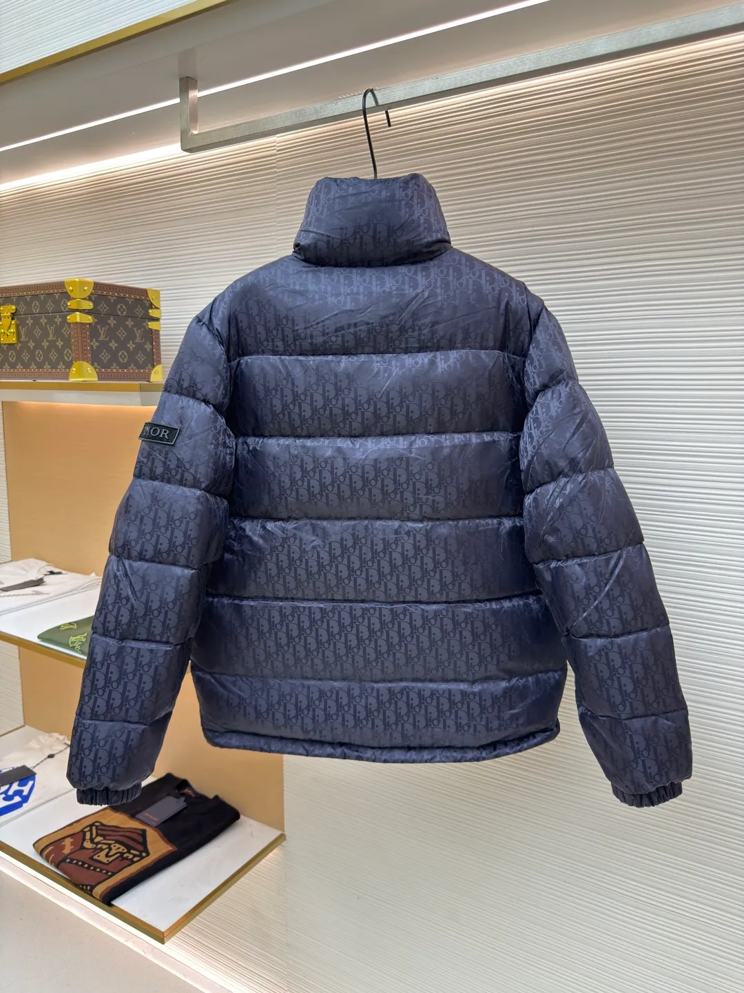 Dior oblique dark pattern old flower stand collar down jacket ●Original version: purchased and developed by 15679 ●Item number: 1680766-C45 ●Fabric: down fabric ●Technology: full-width jacquard production ●Version: fitted version ●Weight: about 980 grams ●Size: 46-48-50-52-54-56 ●Description: This is a down with ultra-complex craftsmanship. The customization cycle of the fabric is as long as 50 days. Based on the original fabric, laser jacquard makes the whole piece concave and convex, with a stronger three-dimensional effect and a more obvious 3D effect. ✨This fabric has a good hand feel, and the dark pattern presbyopia on it is very low-key. The fabric shows a dark luster and is extremely waterproof! The real texture is more perfect, custom-woven high-density satin nylon material and dark jacquard weave, simple and refreshing, thick and fluffy, super three-proof fabric, waterproof, stain-proof and dust-proof! ✨ Full-width jacquard LOGO, ultra-high-end luxury and style. The handsomeness and eye-catching index of the upper body are absolutely NO. 1. Fully custom-woven jacquard LOGO technology fabric, high-density polyester fiber. It is a new type of heat-insulating and light-weight fabric. It has a light texture, delicate and soft warmth and breathability. Especially the LOGO jacquard produces different light and dark interweaving under different lights! The overall wiring is straight and delicate, the fabric is comfortable and soft, and the color is consistent without color difference. It can be matched with the same style to create a fashionable look and control various occasions. Customized accessories, complete with three standards, same style for men and women!